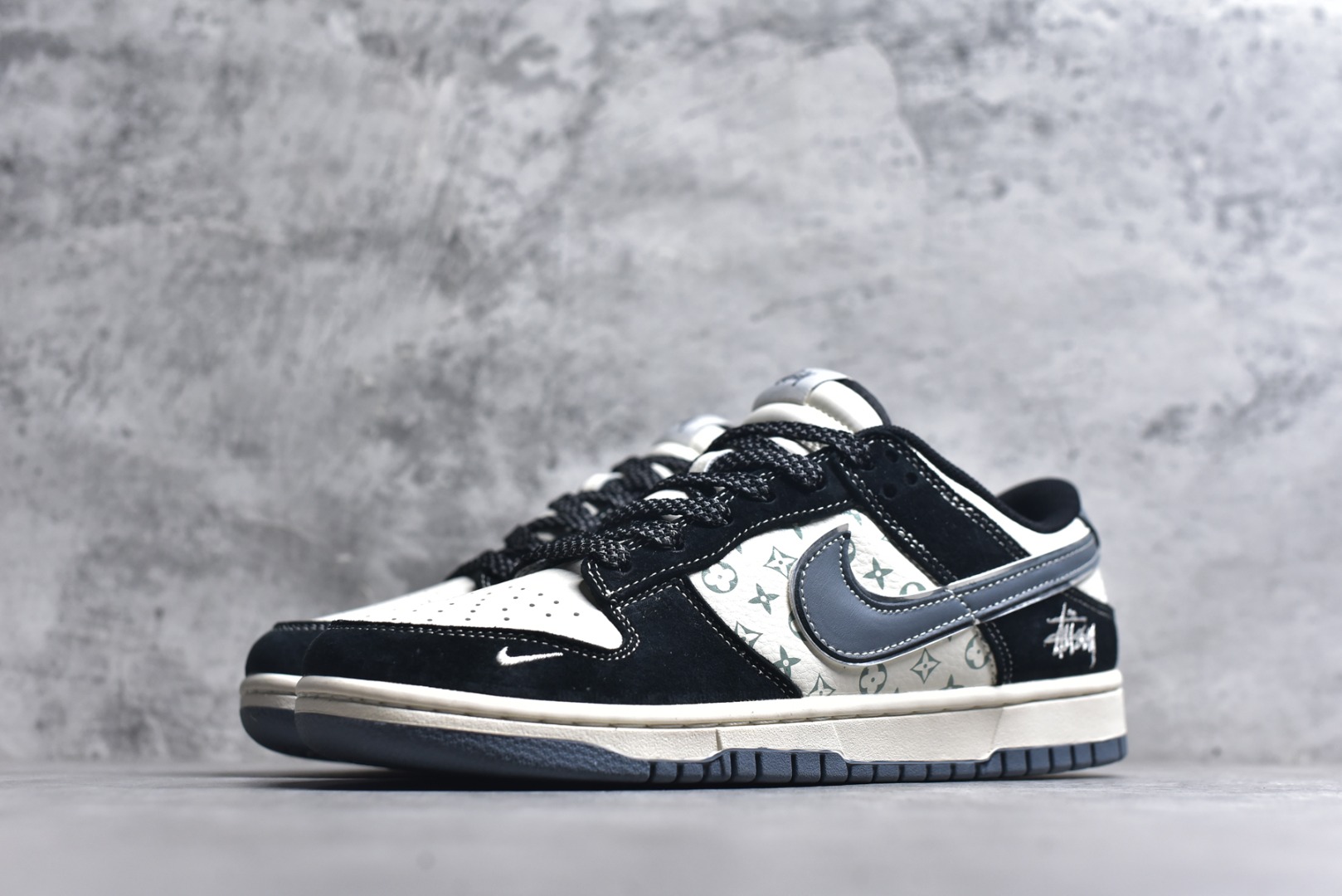 图片[2]-#Nike SB Dunk Low“ 斯图西联名——黑白印花” 周年高端定制 低帮休闲板鞋 定制鞋盒 大厂纯原品质出货 超高清洁度 皮料切割干净无任何毛边 细节完美 货号：XX3168-212 尺码：36 36.5 37.5 38 38.5 39 40 40.5 41 42 42.5 43 44 44.5 45-选品中心