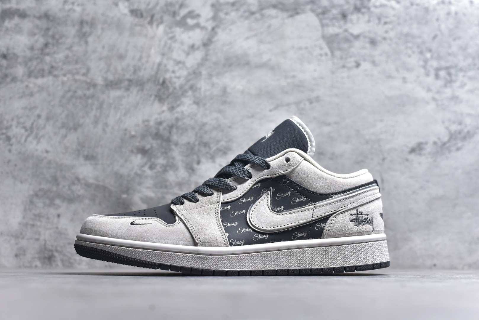 #Nike Jordan Air Jordan 1“斯图西联名——灰猪八英文黑底” 高端定制 低帮 复古 减震 防滑 耐磨 篮球鞋 定制鞋盒 大厂纯原品质出货 超高清洁度 皮料切割干净无任何毛边 细节完美 货号：XX3318-968 尺码：36 36.5 37.5 38 38.5 39 40 40.5 41 42 42.5 43 44 44.5 45-选品中心