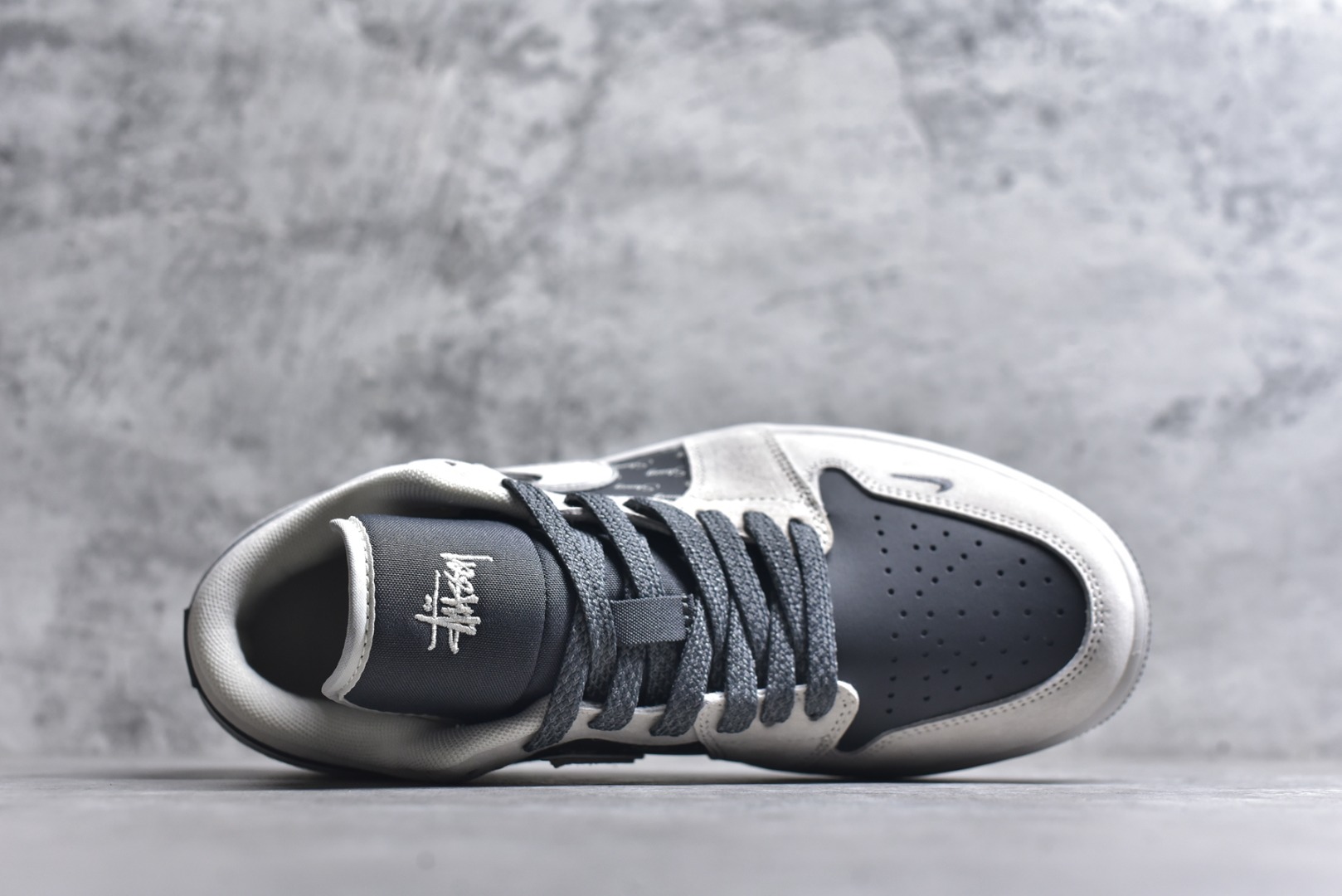 图片[4]-#Nike Jordan Air Jordan 1“斯图西联名——灰猪八英文黑底” 高端定制 低帮 复古 减震 防滑 耐磨 篮球鞋 定制鞋盒 大厂纯原品质出货 超高清洁度 皮料切割干净无任何毛边 细节完美 货号：XX3318-968 尺码：36 36.5 37.5 38 38.5 39 40 40.5 41 42 42.5 43 44 44.5 45-选品中心