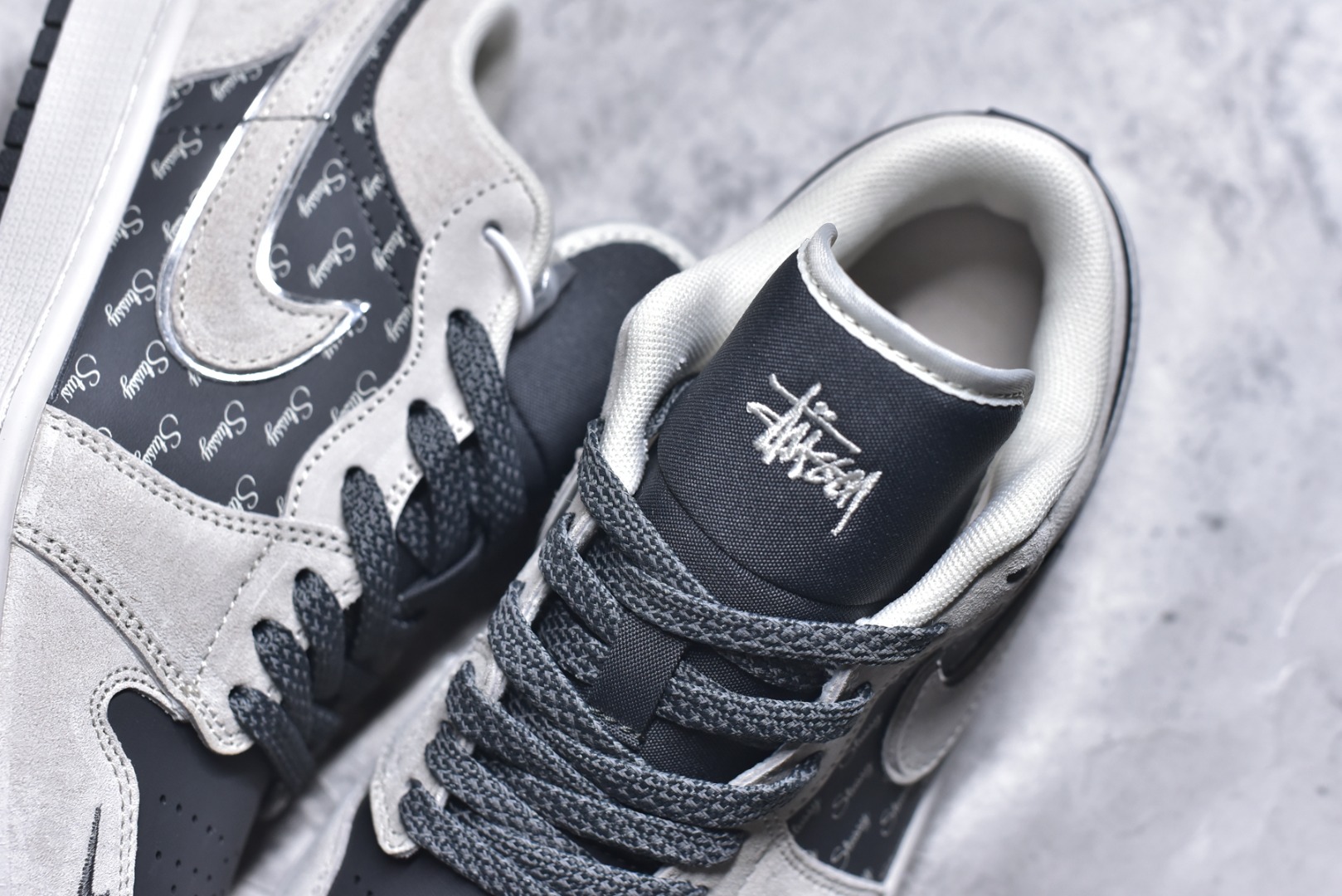 图片[9]-#Nike Jordan Air Jordan 1“斯图西联名——灰猪八英文黑底” 高端定制 低帮 复古 减震 防滑 耐磨 篮球鞋 定制鞋盒 大厂纯原品质出货 超高清洁度 皮料切割干净无任何毛边 细节完美 货号：XX3318-968 尺码：36 36.5 37.5 38 38.5 39 40 40.5 41 42 42.5 43 44 44.5 45-选品中心