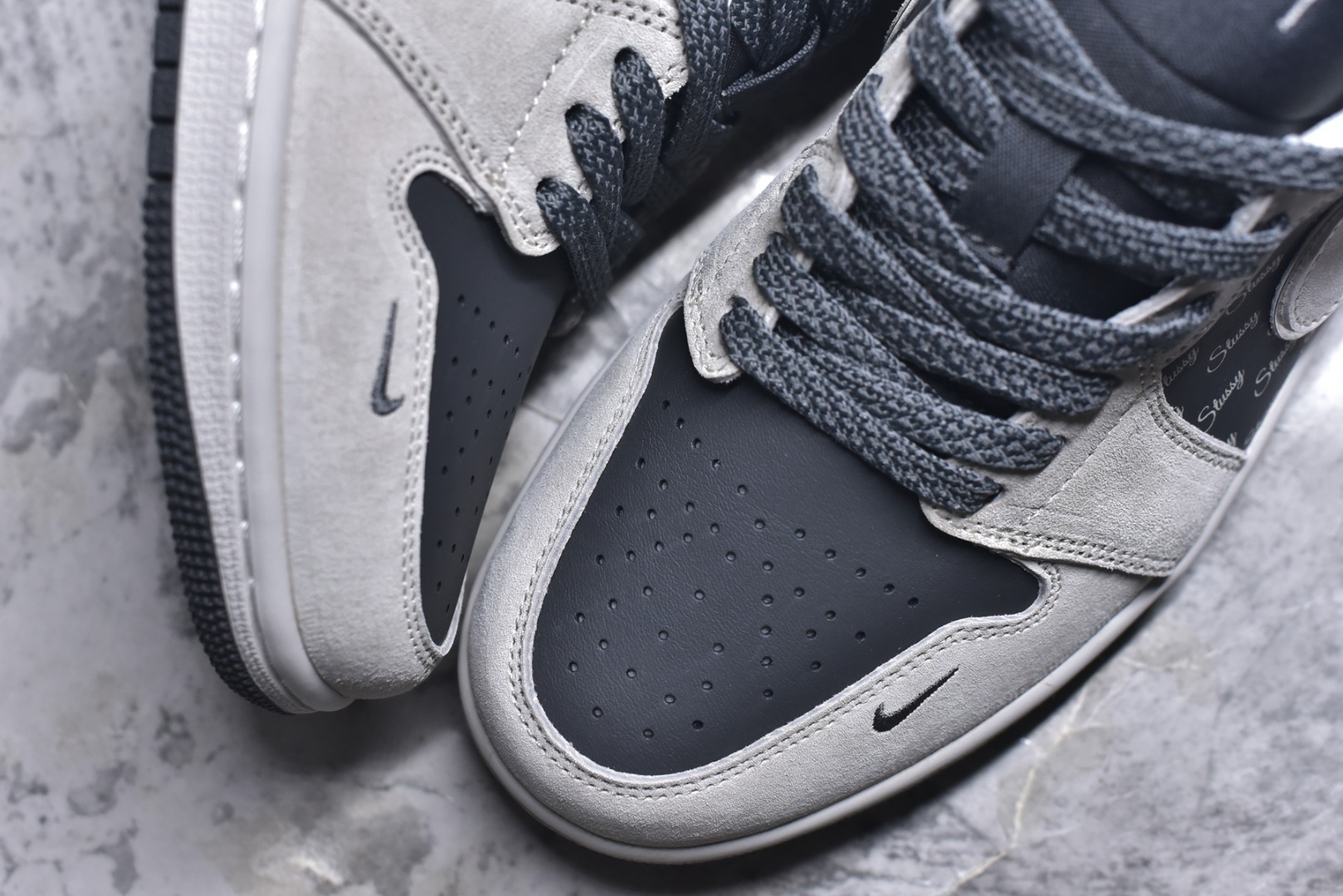 图片[8]-#Nike Jordan Air Jordan 1“斯图西联名——灰猪八英文黑底” 高端定制 低帮 复古 减震 防滑 耐磨 篮球鞋 定制鞋盒 大厂纯原品质出货 超高清洁度 皮料切割干净无任何毛边 细节完美 货号：XX3318-968 尺码：36 36.5 37.5 38 38.5 39 40 40.5 41 42 42.5 43 44 44.5 45-选品中心