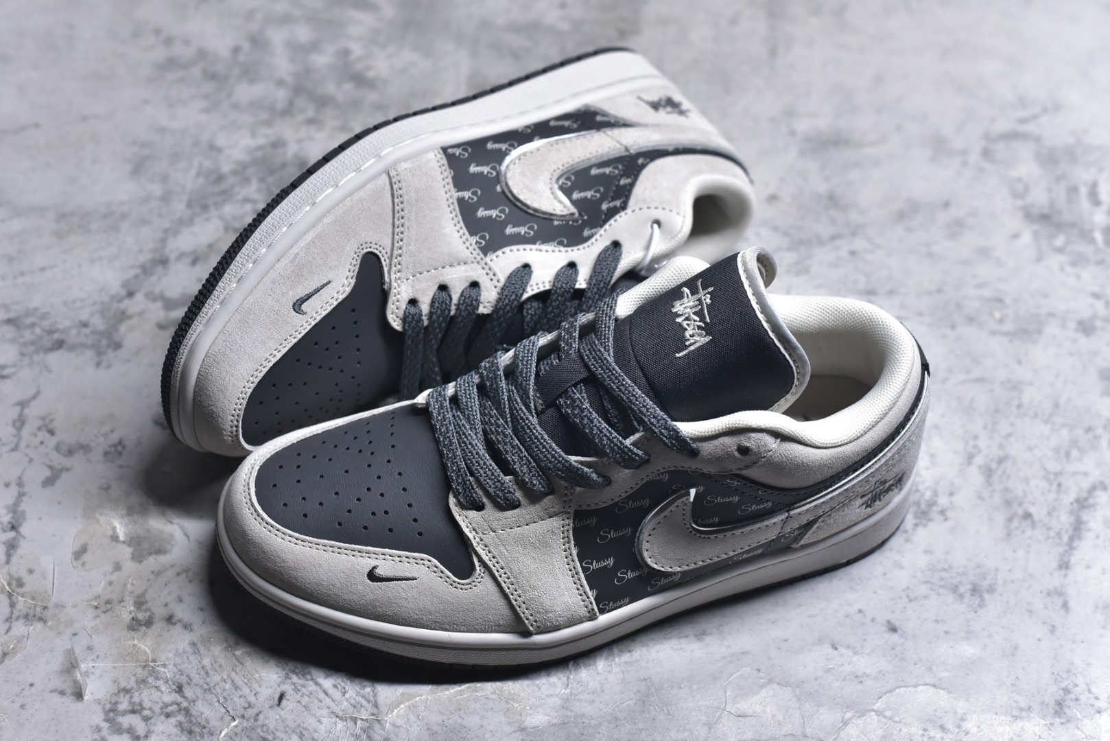 图片[7]-#Nike Jordan Air Jordan 1“斯图西联名——灰猪八英文黑底” 高端定制 低帮 复古 减震 防滑 耐磨 篮球鞋 定制鞋盒 大厂纯原品质出货 超高清洁度 皮料切割干净无任何毛边 细节完美 货号：XX3318-968 尺码：36 36.5 37.5 38 38.5 39 40 40.5 41 42 42.5 43 44 44.5 45-选品中心