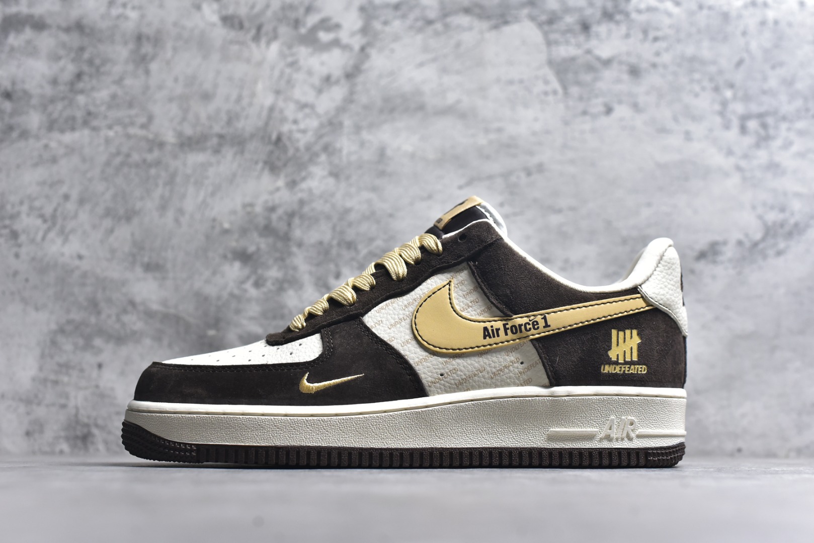 #爆款限量发售 Nike Air Force 1 Low 与 UNDEFEATED 的定制/主打棕白+金色的麂皮拼接设计，鞋身带有UNDEFEATED的经典五道杠标识“undefined联名------ 白棕麂皮” 高端定制 低帮休闲板鞋 定制鞋盒 大厂纯原品质出货 超高清洁度 皮料切割干净无任何毛边 细节完美 货号：KD1688-001 尺码：36 36.5 37.5 38 38.5 39 40 40.5 41 42 42.5 43 44 44.5 45-选品中心