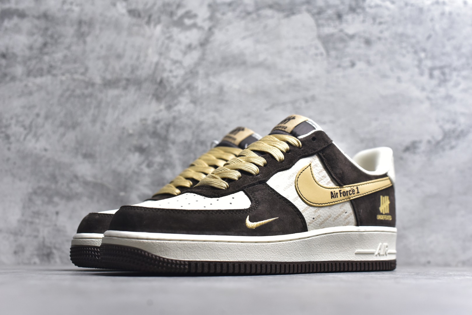 图片[2]-#爆款限量发售 Nike Air Force 1 Low 与 UNDEFEATED 的定制/主打棕白+金色的麂皮拼接设计，鞋身带有UNDEFEATED的经典五道杠标识“undefined联名—— 白棕麂皮” 高端定制 低帮休闲板鞋 定制鞋盒 大厂纯原品质出货 超高清洁度 皮料切割干净无任何毛边 细节完美 货号：KD1688-001 尺码：36 36.5 37.5 38 38.5 39 40 40.5 41 42 42.5 43 44 44.5 45-选品中心