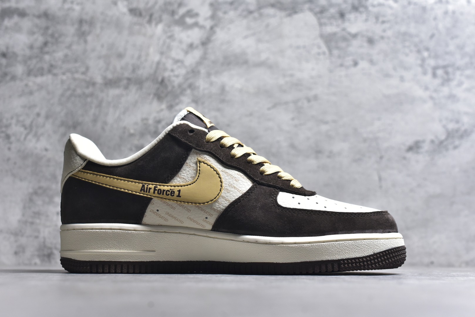 图片[3]-#爆款限量发售 Nike Air Force 1 Low 与 UNDEFEATED 的定制/主打棕白+金色的麂皮拼接设计，鞋身带有UNDEFEATED的经典五道杠标识“undefined联名—— 白棕麂皮” 高端定制 低帮休闲板鞋 定制鞋盒 大厂纯原品质出货 超高清洁度 皮料切割干净无任何毛边 细节完美 货号：KD1688-001 尺码：36 36.5 37.5 38 38.5 39 40 40.5 41 42 42.5 43 44 44.5 45-选品中心