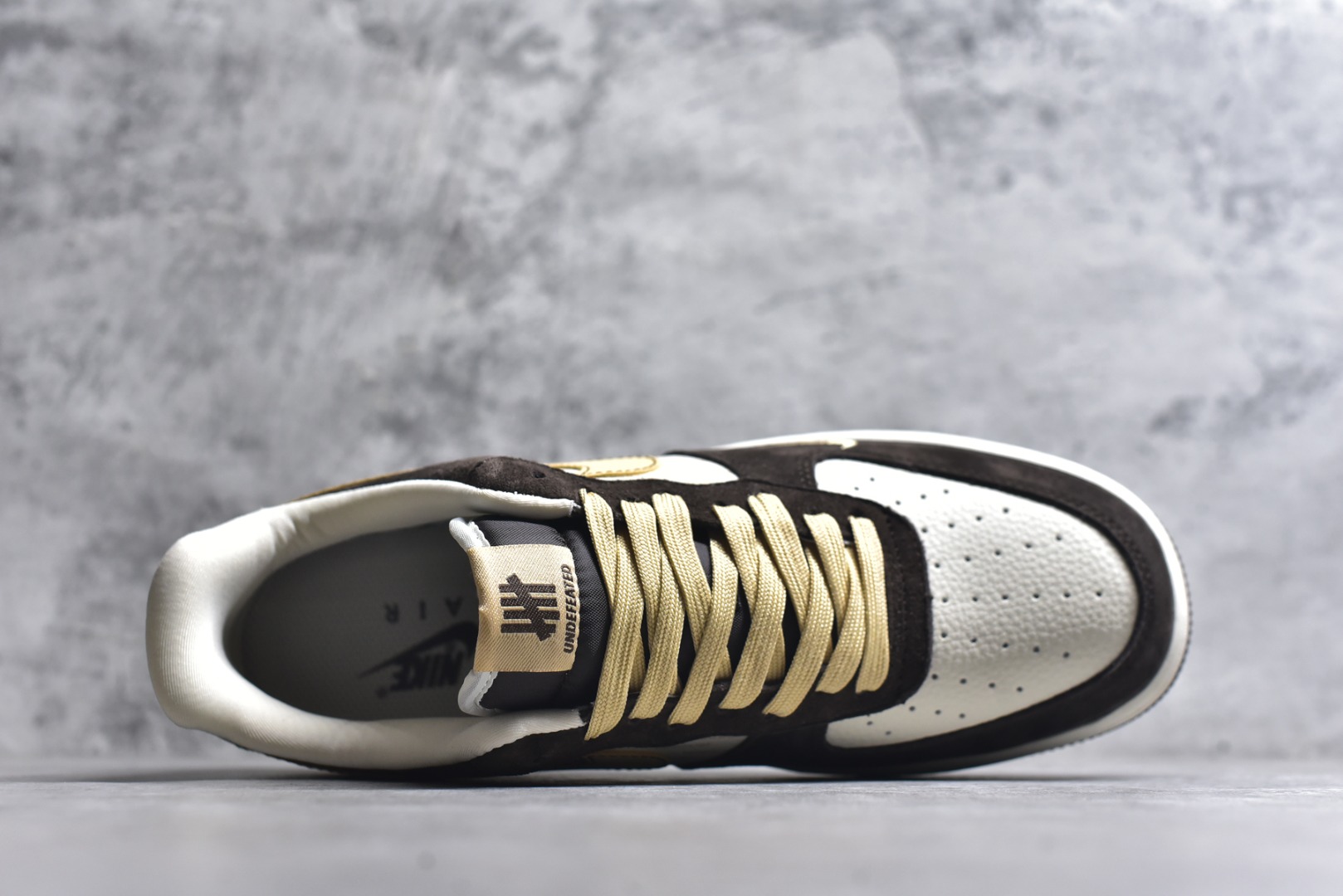 图片[4]-#爆款限量发售 Nike Air Force 1 Low 与 UNDEFEATED 的定制/主打棕白+金色的麂皮拼接设计，鞋身带有UNDEFEATED的经典五道杠标识“undefined联名—— 白棕麂皮” 高端定制 低帮休闲板鞋 定制鞋盒 大厂纯原品质出货 超高清洁度 皮料切割干净无任何毛边 细节完美 货号：KD1688-001 尺码：36 36.5 37.5 38 38.5 39 40 40.5 41 42 42.5 43 44 44.5 45-选品中心