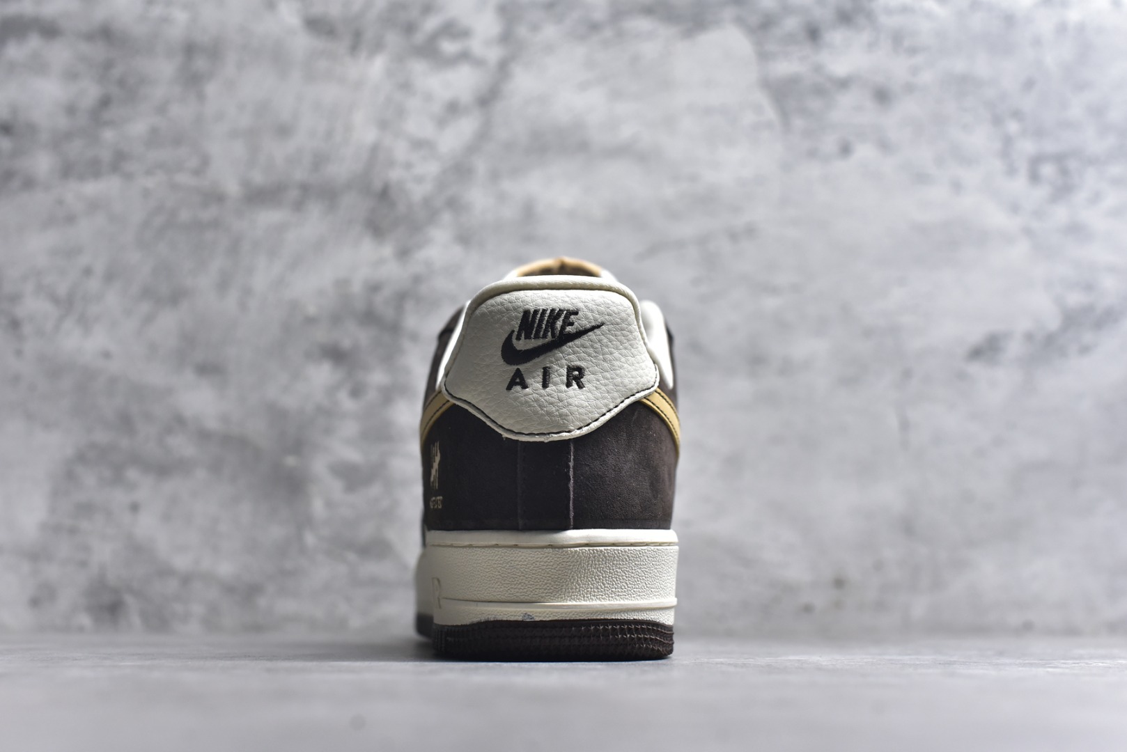 图片[5]-#爆款限量发售 Nike Air Force 1 Low 与 UNDEFEATED 的定制/主打棕白+金色的麂皮拼接设计，鞋身带有UNDEFEATED的经典五道杠标识“undefined联名—— 白棕麂皮” 高端定制 低帮休闲板鞋 定制鞋盒 大厂纯原品质出货 超高清洁度 皮料切割干净无任何毛边 细节完美 货号：KD1688-001 尺码：36 36.5 37.5 38 38.5 39 40 40.5 41 42 42.5 43 44 44.5 45-选品中心