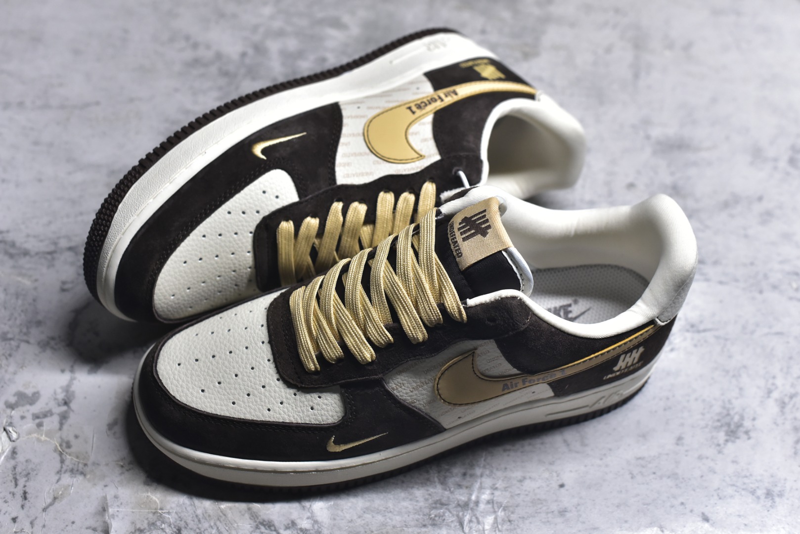 图片[7]-#爆款限量发售 Nike Air Force 1 Low 与 UNDEFEATED 的定制/主打棕白+金色的麂皮拼接设计，鞋身带有UNDEFEATED的经典五道杠标识“undefined联名—— 白棕麂皮” 高端定制 低帮休闲板鞋 定制鞋盒 大厂纯原品质出货 超高清洁度 皮料切割干净无任何毛边 细节完美 货号：KD1688-001 尺码：36 36.5 37.5 38 38.5 39 40 40.5 41 42 42.5 43 44 44.5 45-选品中心
