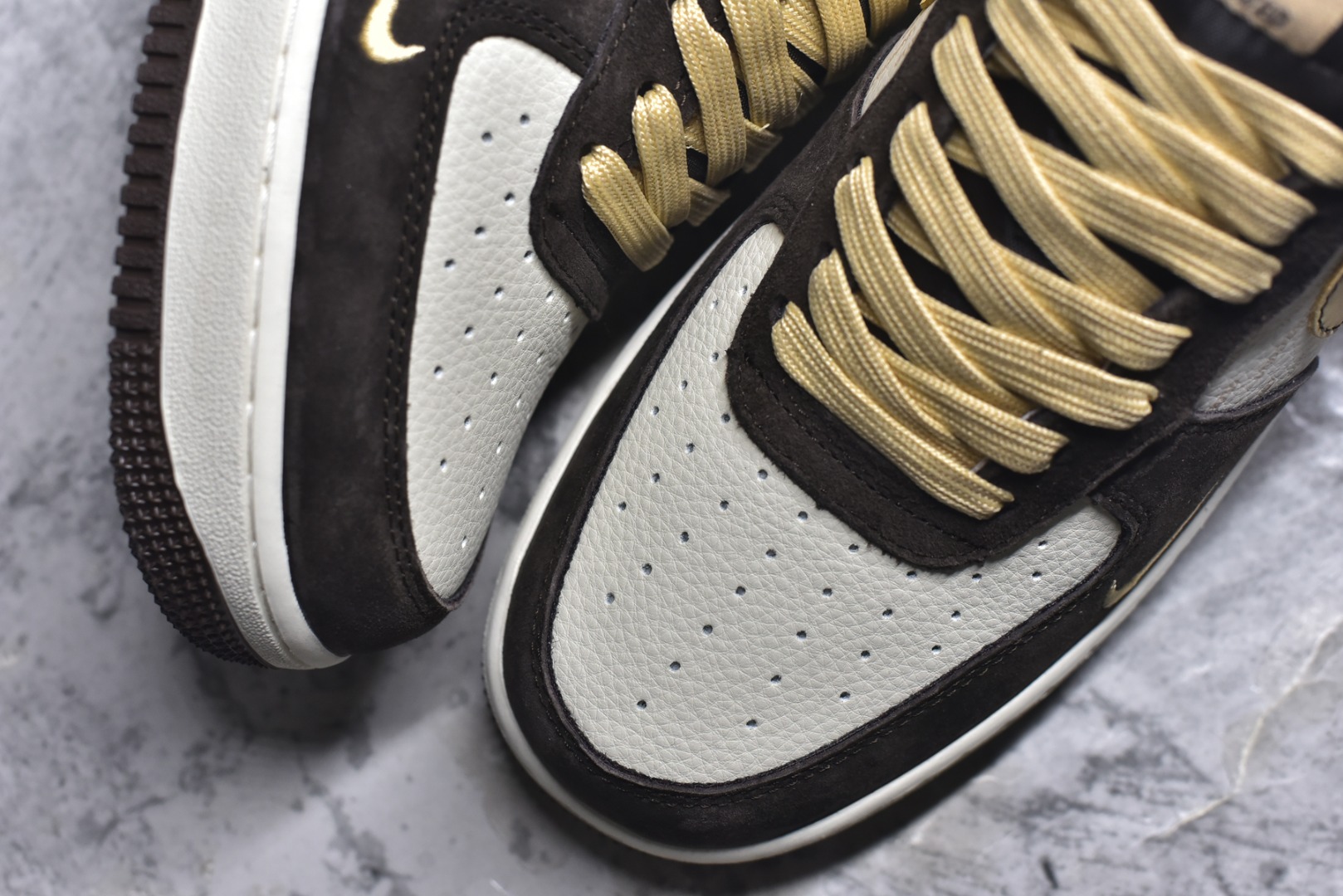 图片[8]-#爆款限量发售 Nike Air Force 1 Low 与 UNDEFEATED 的定制/主打棕白+金色的麂皮拼接设计，鞋身带有UNDEFEATED的经典五道杠标识“undefined联名—— 白棕麂皮” 高端定制 低帮休闲板鞋 定制鞋盒 大厂纯原品质出货 超高清洁度 皮料切割干净无任何毛边 细节完美 货号：KD1688-001 尺码：36 36.5 37.5 38 38.5 39 40 40.5 41 42 42.5 43 44 44.5 45-选品中心