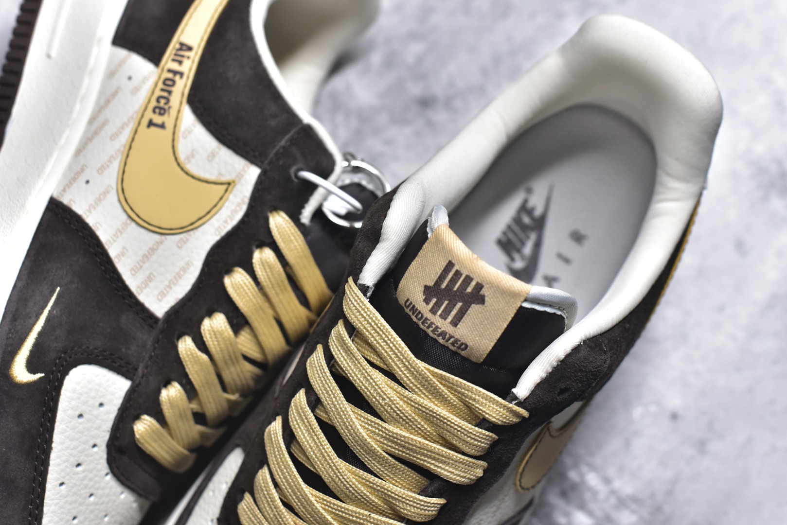 图片[9]-#爆款限量发售 Nike Air Force 1 Low 与 UNDEFEATED 的定制/主打棕白+金色的麂皮拼接设计，鞋身带有UNDEFEATED的经典五道杠标识“undefined联名—— 白棕麂皮” 高端定制 低帮休闲板鞋 定制鞋盒 大厂纯原品质出货 超高清洁度 皮料切割干净无任何毛边 细节完美 货号：KD1688-001 尺码：36 36.5 37.5 38 38.5 39 40 40.5 41 42 42.5 43 44 44.5 45-选品中心