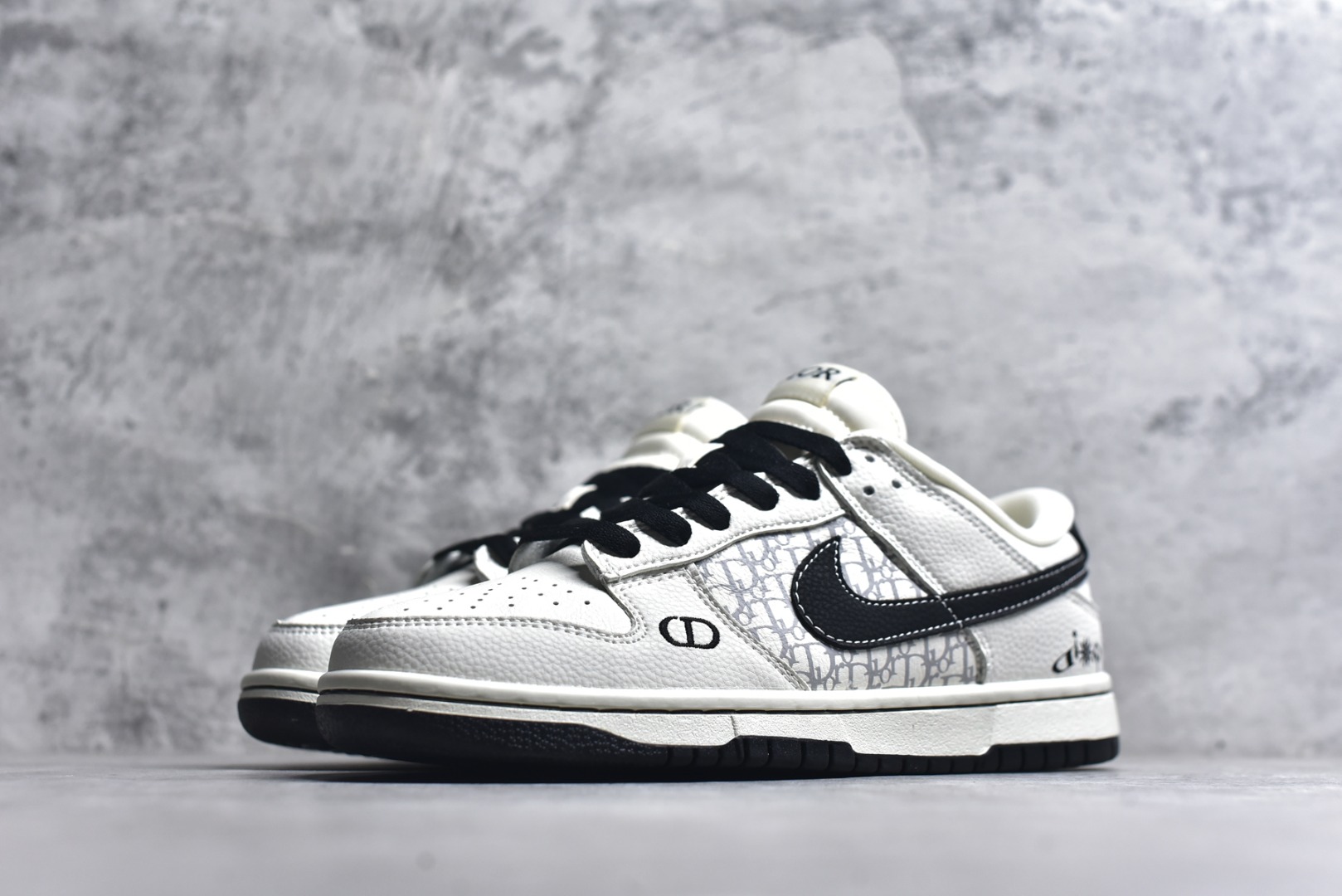 图片[2]-#Nike SB Dunk Low 迪奥联名“——白黑” 高端定制 低帮休闲板鞋 定制鞋盒 高级夜光效果 Ortholite鞋垫透气防臭 大厂纯原品质出货 超高清洁度 皮料切割干净无任何毛边 细节完美 货号：YF9511-924 尺码：36 36.5 37.5 38 38.5 39 40 40.5 41 42 42.5 43 44 44.5 45-选品中心