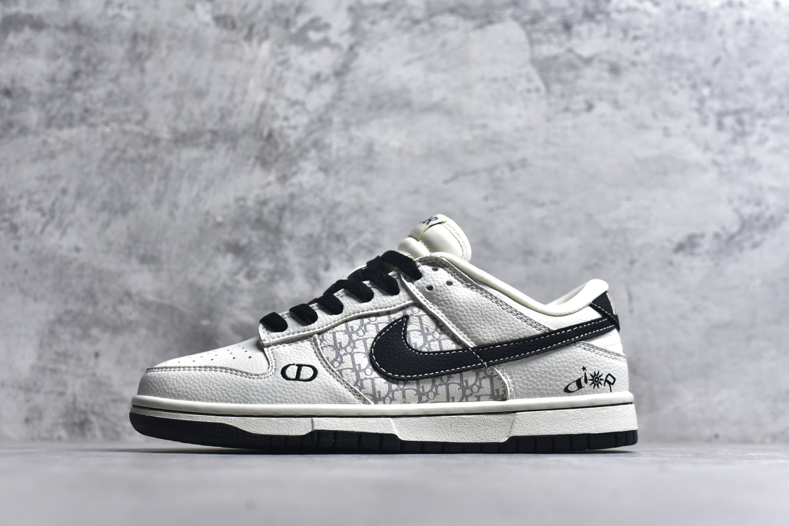 #Nike SB Dunk Low 迪奥联名“——白黑” 高端定制 低帮休闲板鞋 定制鞋盒 高级夜光效果 Ortholite鞋垫透气防臭 大厂纯原品质出货 超高清洁度 皮料切割干净无任何毛边 细节完美 货号：YF9511-924 尺码：36 36.5 37.5 38 38.5 39 40 40.5 41 42 42.5 43 44 44.5 45-选品中心