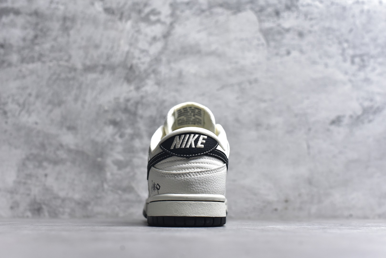图片[5]-#Nike SB Dunk Low 迪奥联名“——白黑” 高端定制 低帮休闲板鞋 定制鞋盒 高级夜光效果 Ortholite鞋垫透气防臭 大厂纯原品质出货 超高清洁度 皮料切割干净无任何毛边 细节完美 货号：YF9511-924 尺码：36 36.5 37.5 38 38.5 39 40 40.5 41 42 42.5 43 44 44.5 45-选品中心