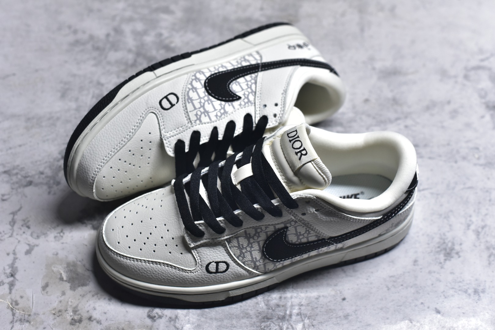 图片[7]-#Nike SB Dunk Low 迪奥联名“——白黑” 高端定制 低帮休闲板鞋 定制鞋盒 高级夜光效果 Ortholite鞋垫透气防臭 大厂纯原品质出货 超高清洁度 皮料切割干净无任何毛边 细节完美 货号：YF9511-924 尺码：36 36.5 37.5 38 38.5 39 40 40.5 41 42 42.5 43 44 44.5 45-选品中心
