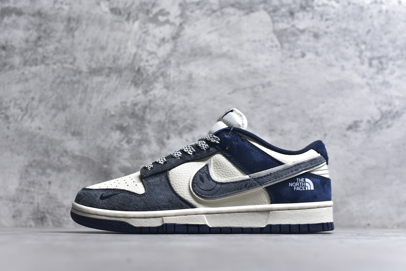 #海外爆款限量发售！Nike SB Dunk Low“ 北面联名—米灰蓝笑脸” 周年高端定制 低帮休闲板鞋 定制鞋盒 大厂纯原品质出货 超高清洁度 皮料切割干净无任何毛边 细节完美 货号：MN1688-102 尺码：36 36.5 37.5 38 38.5 39 40 40.5 41 42 42.5 43 44 44.5 45-选品中心