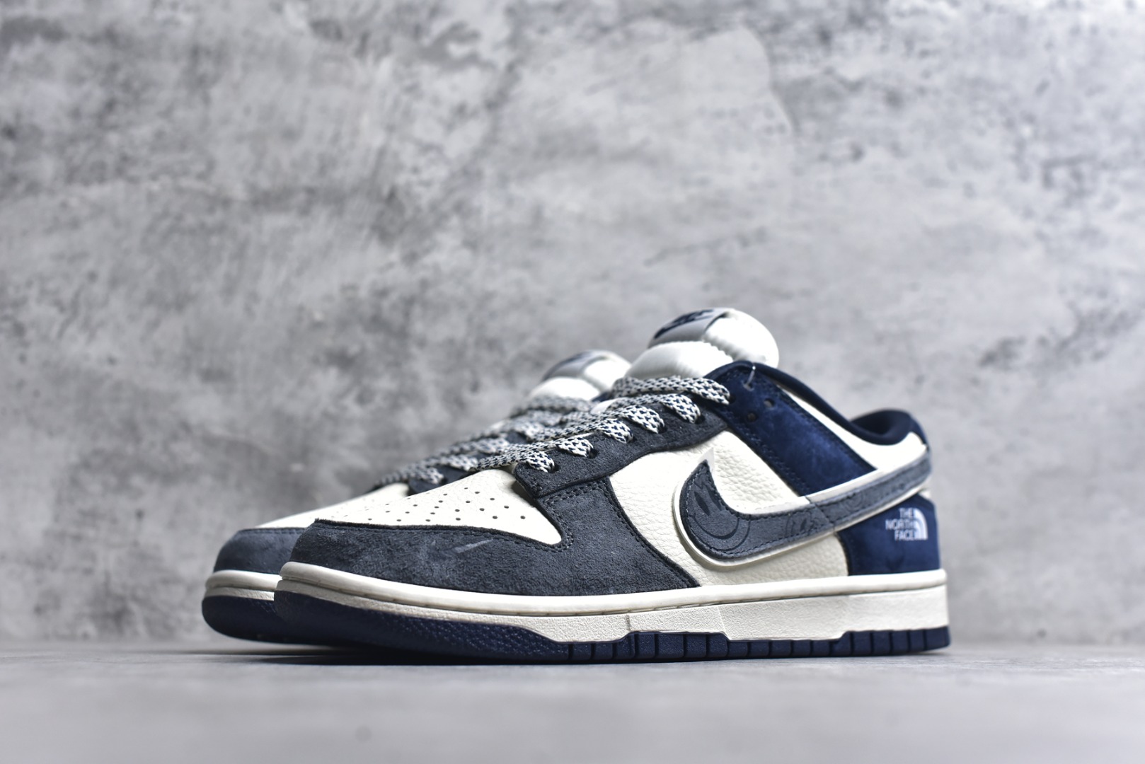 图片[2]-#海外爆款限量发售！Nike SB Dunk Low“ 北面联名—米灰蓝笑脸” 周年高端定制 低帮休闲板鞋 定制鞋盒 大厂纯原品质出货 超高清洁度 皮料切割干净无任何毛边 细节完美 货号：MN1688-102 尺码：36 36.5 37.5 38 38.5 39 40 40.5 41 42 42.5 43 44 44.5 45-选品中心