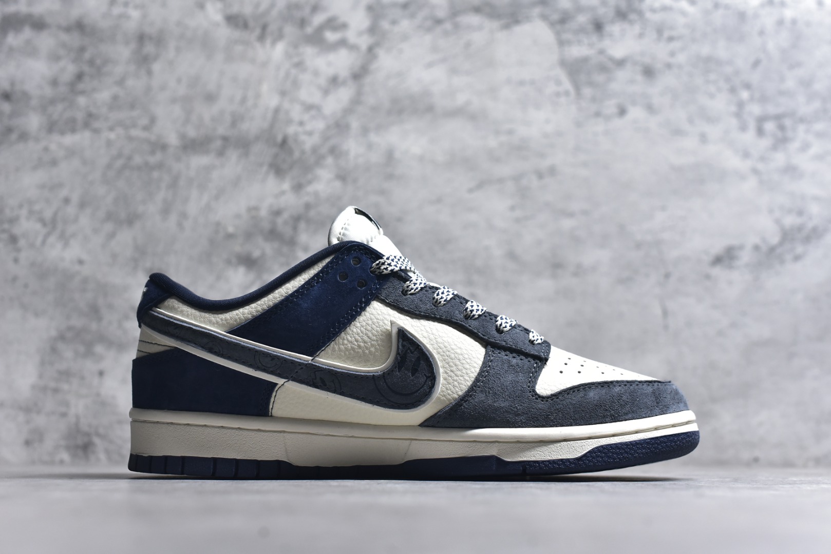 图片[3]-#海外爆款限量发售！Nike SB Dunk Low“ 北面联名—米灰蓝笑脸” 周年高端定制 低帮休闲板鞋 定制鞋盒 大厂纯原品质出货 超高清洁度 皮料切割干净无任何毛边 细节完美 货号：MN1688-102 尺码：36 36.5 37.5 38 38.5 39 40 40.5 41 42 42.5 43 44 44.5 45-选品中心
