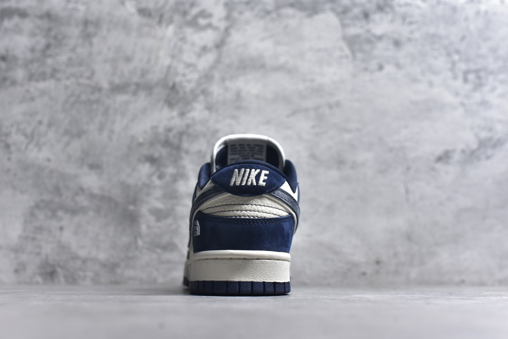 图片[5]-#海外爆款限量发售！Nike SB Dunk Low“ 北面联名—米灰蓝笑脸” 周年高端定制 低帮休闲板鞋 定制鞋盒 大厂纯原品质出货 超高清洁度 皮料切割干净无任何毛边 细节完美 货号：MN1688-102 尺码：36 36.5 37.5 38 38.5 39 40 40.5 41 42 42.5 43 44 44.5 45-选品中心