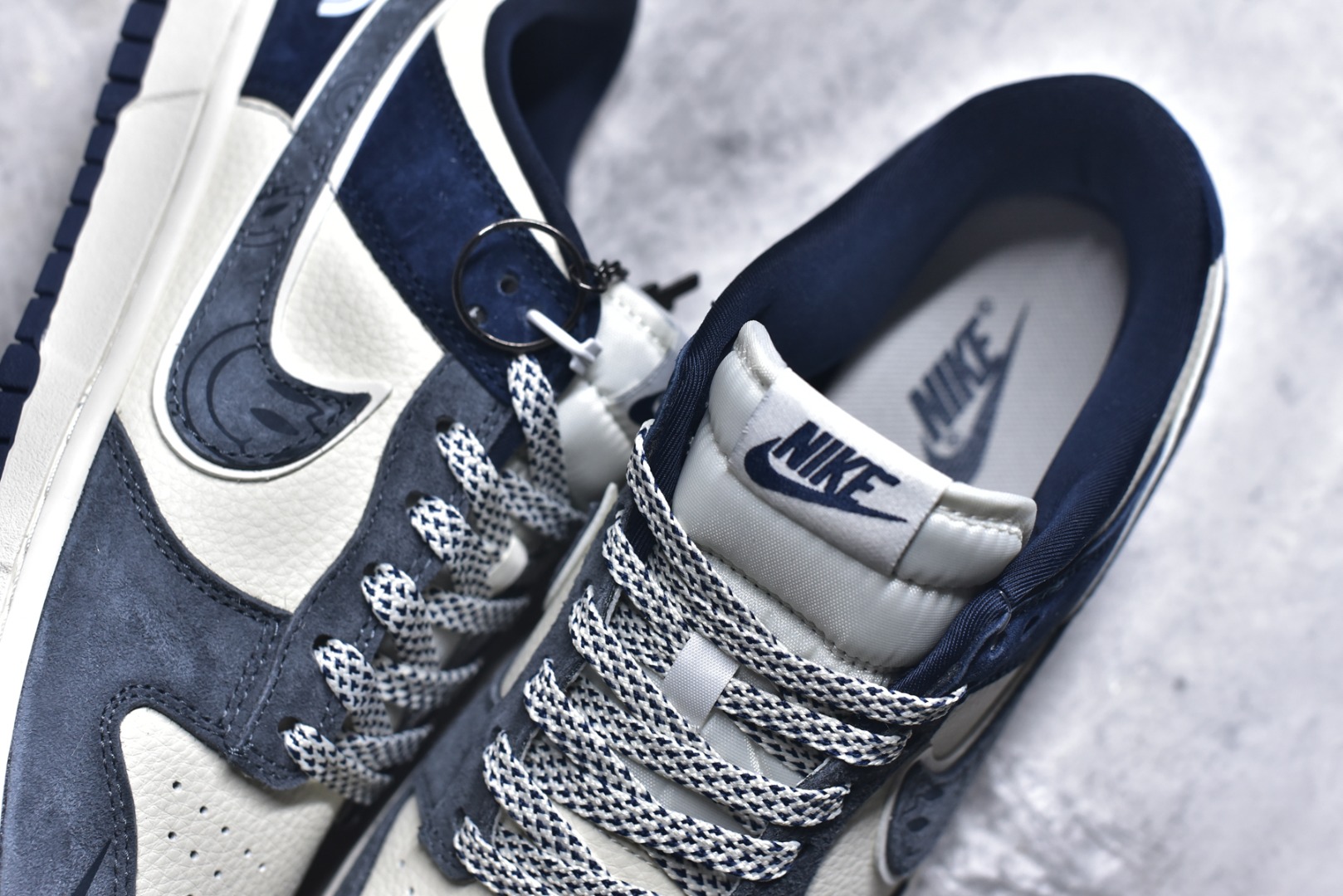 图片[9]-#海外爆款限量发售！Nike SB Dunk Low“ 北面联名—米灰蓝笑脸” 周年高端定制 低帮休闲板鞋 定制鞋盒 大厂纯原品质出货 超高清洁度 皮料切割干净无任何毛边 细节完美 货号：MN1688-102 尺码：36 36.5 37.5 38 38.5 39 40 40.5 41 42 42.5 43 44 44.5 45-选品中心