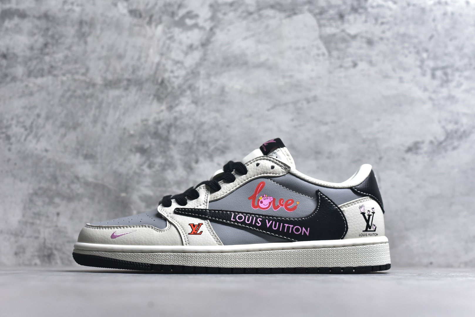 #Travis Scott x Jordan 1 Low LV联名-LOVE小猪佩奇 倒勾低帮休闲版本 原厂全头层皮 大厂纯原品质出货 纯正版型 定制鞋盒 皮料切割干净无任何毛边 细节完美 超高清洁度 货号：DZ2688-005 尺码：36 36.5 37.5 38 38.5 39 40 40.5 41 42 42.5 43 44 44.5 45-选品中心