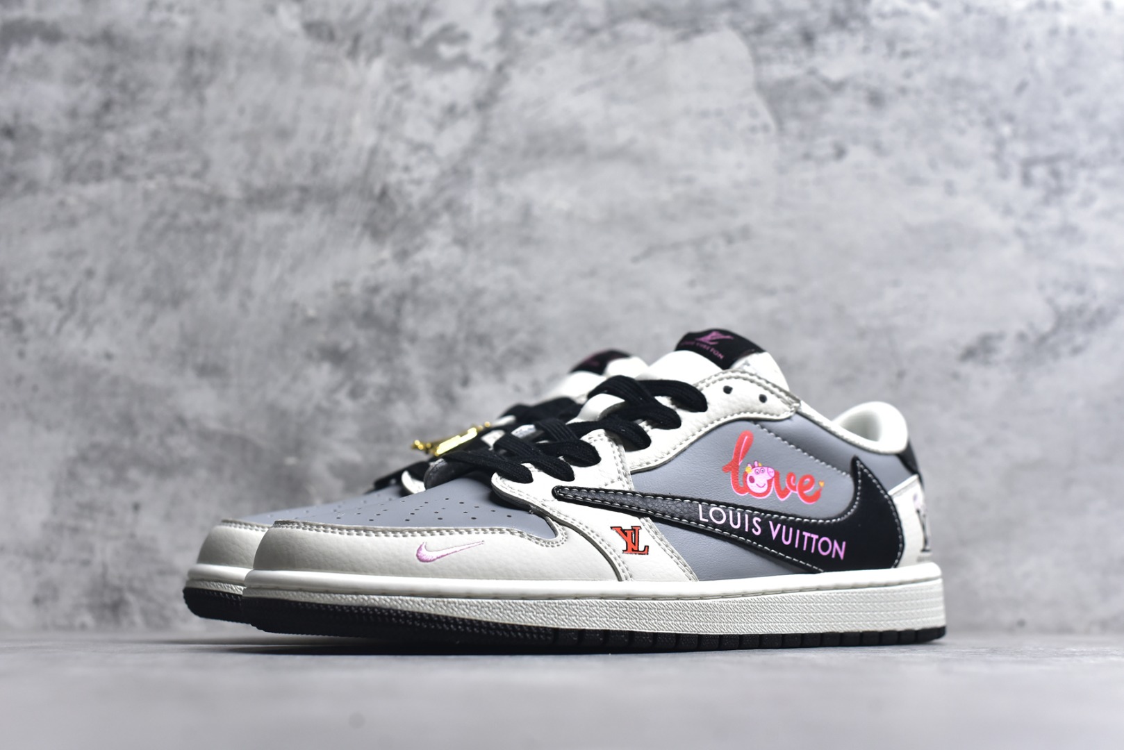 图片[2]-#Travis Scott x Jordan 1 Low LV联名-LOVE小猪佩奇 倒勾低帮休闲版本 原厂全头层皮 大厂纯原品质出货 纯正版型 定制鞋盒 皮料切割干净无任何毛边 细节完美 超高清洁度 货号：DZ2688-005 尺码：36 36.5 37.5 38 38.5 39 40 40.5 41 42 42.5 43 44 44.5 45-选品中心