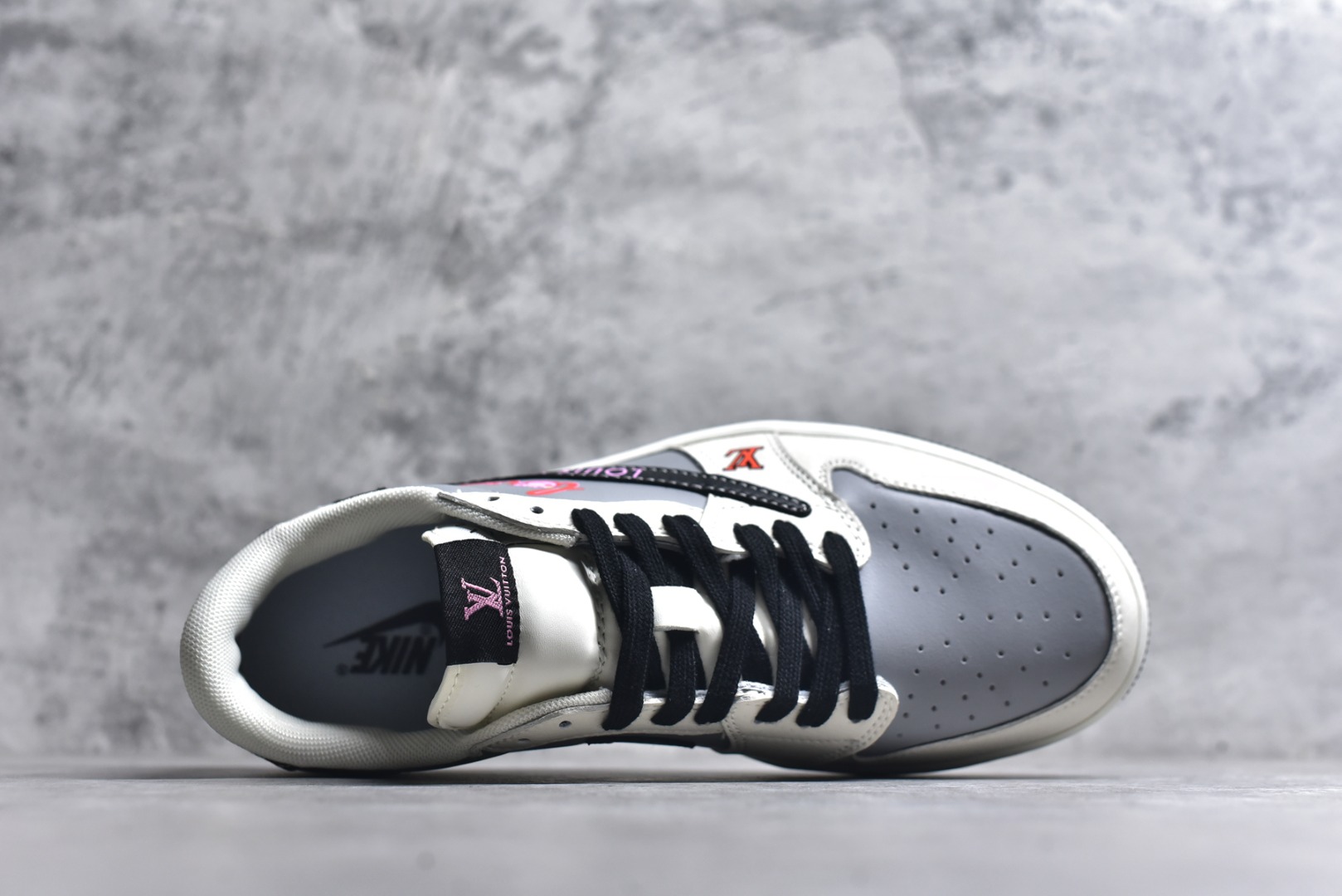 图片[4]-#Travis Scott x Jordan 1 Low LV联名-LOVE小猪佩奇 倒勾低帮休闲版本 原厂全头层皮 大厂纯原品质出货 纯正版型 定制鞋盒 皮料切割干净无任何毛边 细节完美 超高清洁度 货号：DZ2688-005 尺码：36 36.5 37.5 38 38.5 39 40 40.5 41 42 42.5 43 44 44.5 45-选品中心