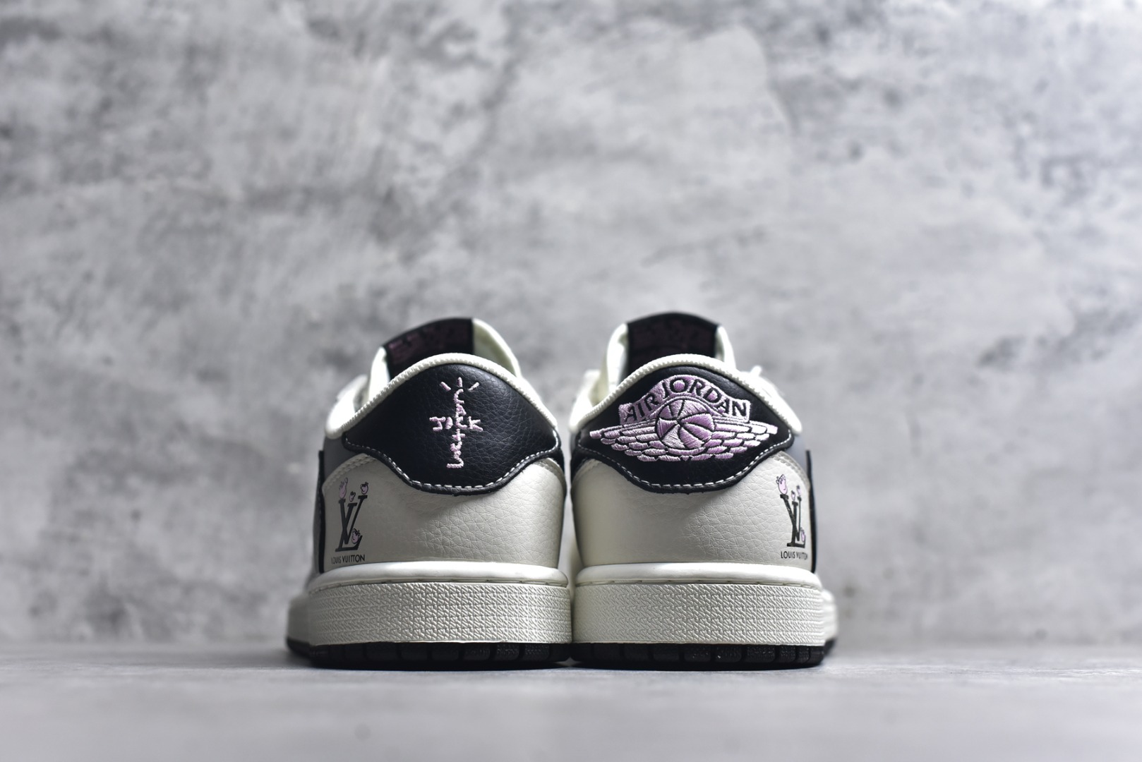 图片[5]-#Travis Scott x Jordan 1 Low LV联名-LOVE小猪佩奇 倒勾低帮休闲版本 原厂全头层皮 大厂纯原品质出货 纯正版型 定制鞋盒 皮料切割干净无任何毛边 细节完美 超高清洁度 货号：DZ2688-005 尺码：36 36.5 37.5 38 38.5 39 40 40.5 41 42 42.5 43 44 44.5 45-选品中心