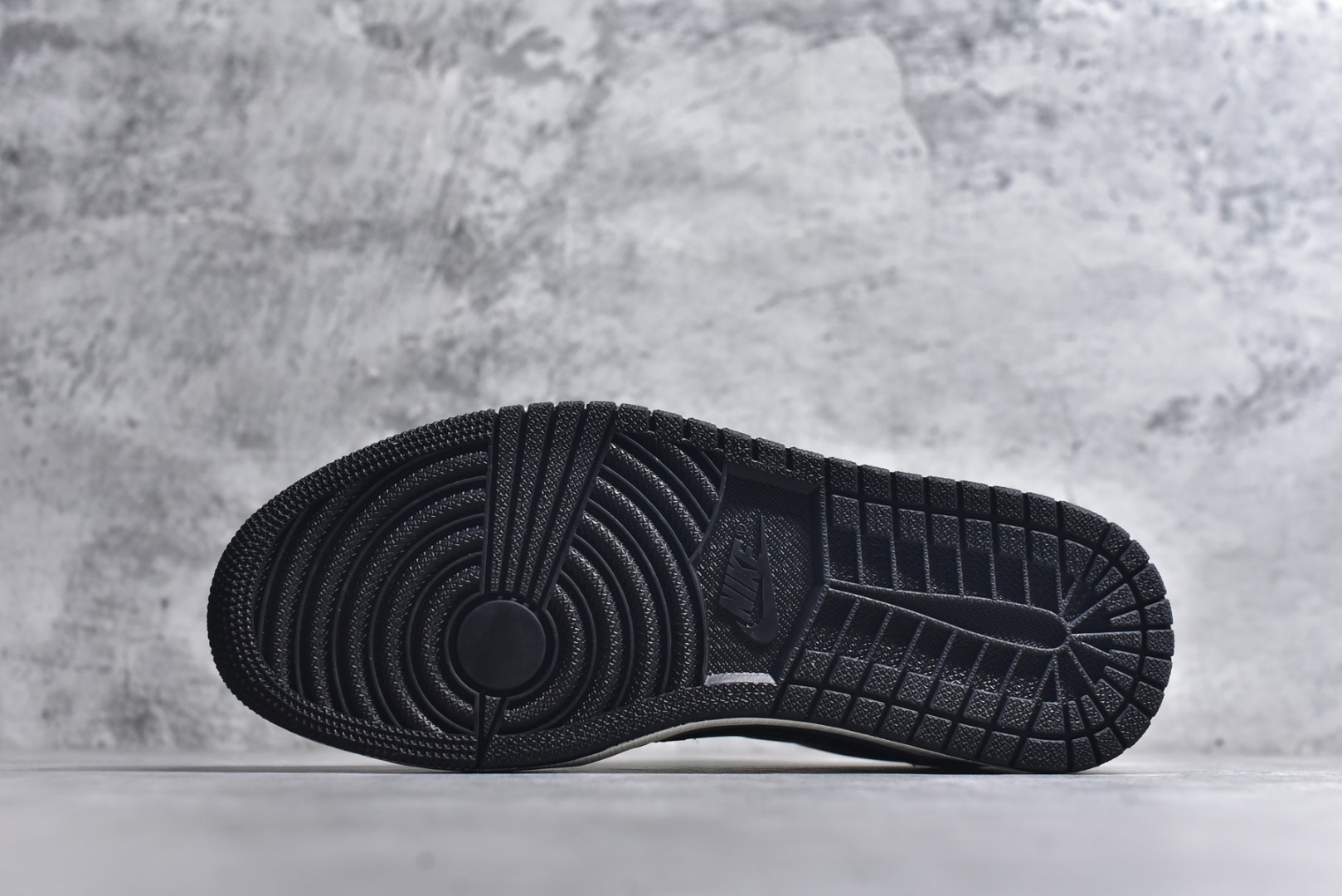 图片[6]-#Travis Scott x Jordan 1 Low LV联名-LOVE小猪佩奇 倒勾低帮休闲版本 原厂全头层皮 大厂纯原品质出货 纯正版型 定制鞋盒 皮料切割干净无任何毛边 细节完美 超高清洁度 货号：DZ2688-005 尺码：36 36.5 37.5 38 38.5 39 40 40.5 41 42 42.5 43 44 44.5 45-选品中心