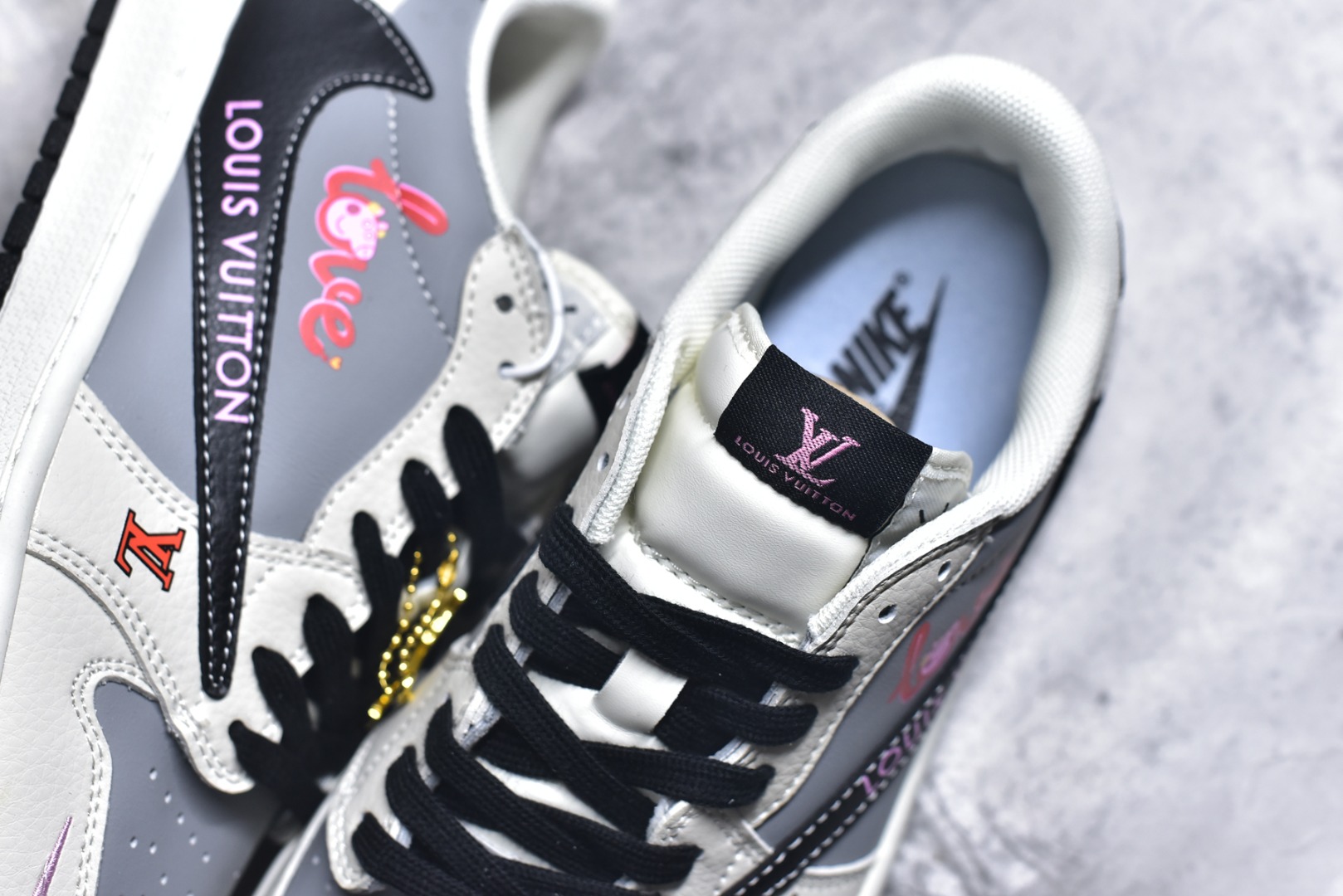 图片[9]-#Travis Scott x Jordan 1 Low LV联名-LOVE小猪佩奇 倒勾低帮休闲版本 原厂全头层皮 大厂纯原品质出货 纯正版型 定制鞋盒 皮料切割干净无任何毛边 细节完美 超高清洁度 货号：DZ2688-005 尺码：36 36.5 37.5 38 38.5 39 40 40.5 41 42 42.5 43 44 44.5 45-选品中心