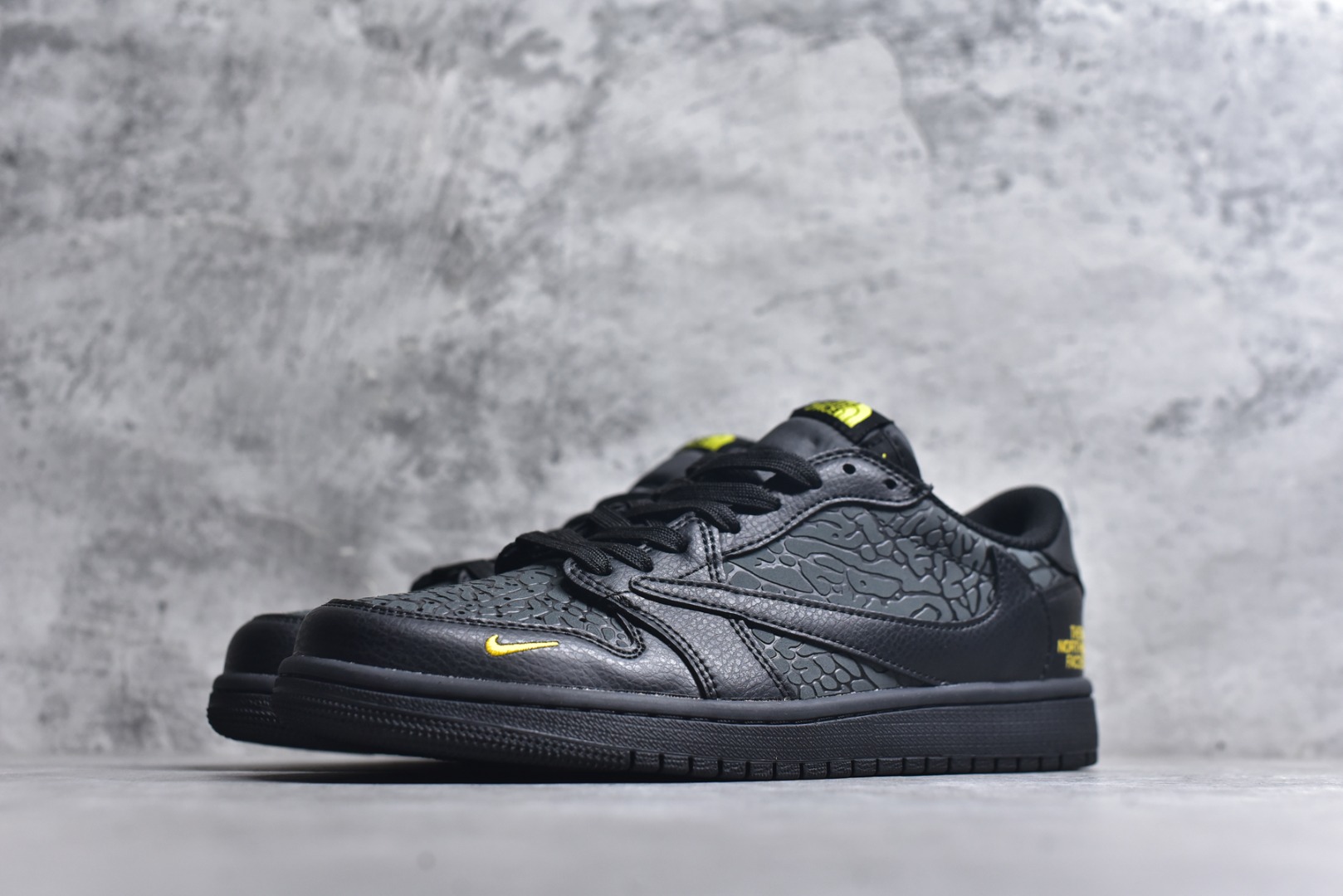 图片[2]-#当 Air Jordan 1 Low 携手 The North Face 掀起跨界风暴，直接把机能与街头的融合玩到极致。全黑鞋身以荔枝纹皮革为基底，鞋侧与鞋头的爆裂纹理暗藏野性，金色 Swoosh 小勾与鞋身的 THE NORTH FACE 字母标识形成亮眼撞色，低调中透着奢华质感。经典的 AJ1 Low 鞋型搭配 TNF 的户外基因，不仅延续了标志性的低帮利落线条，更让这双鞋成为街头穿搭与户外风格的通吃款。从鞋舌的荧光黄细节到全黑橡胶大底的扎实脚感，每一处设计都在诠释硬核联名的魅力，潮酷玩家直接锁死这双宝藏款！货号：DZ5899-043-选品中心