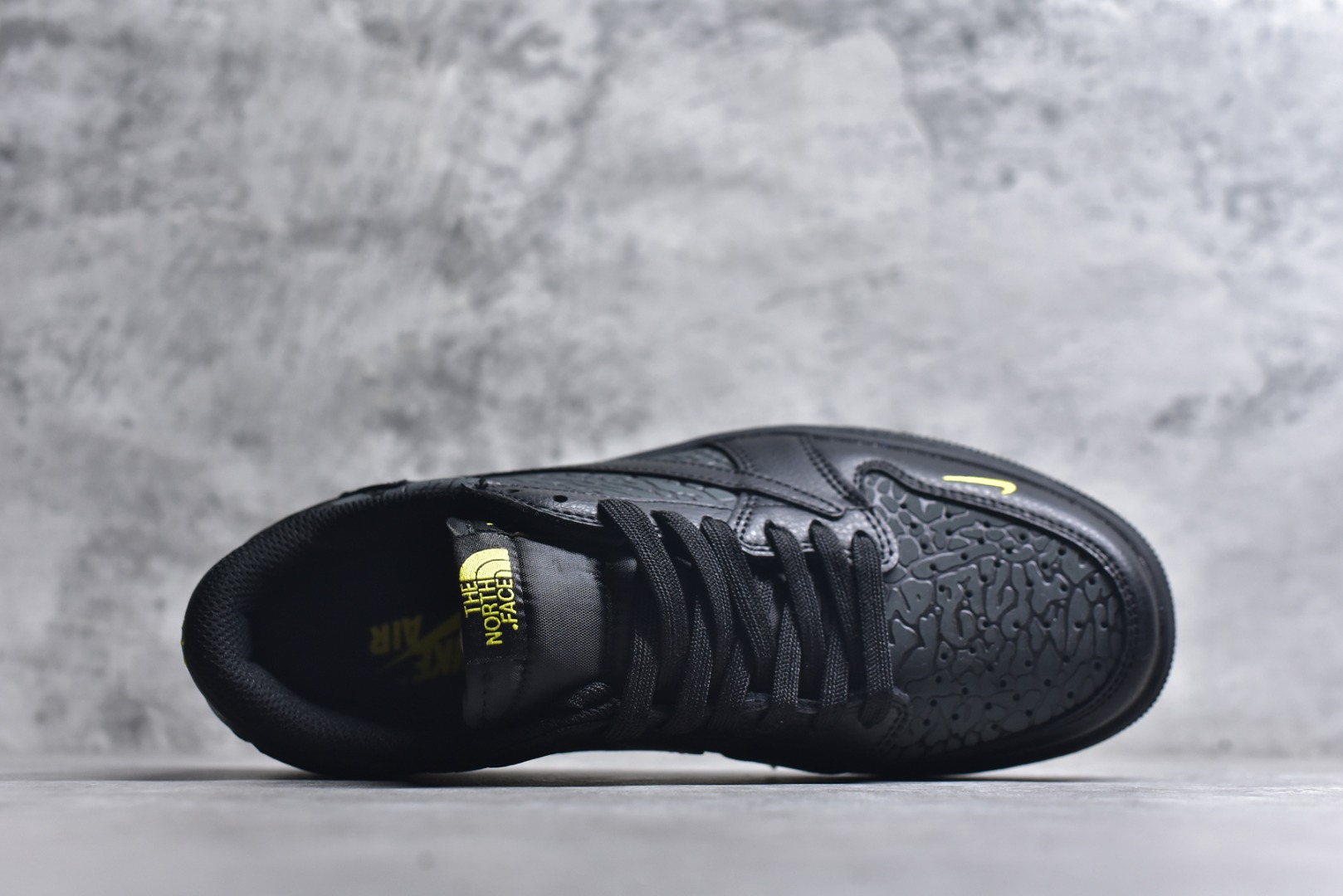 图片[4]-#当 Air Jordan 1 Low 携手 The North Face 掀起跨界风暴，直接把机能与街头的融合玩到极致。全黑鞋身以荔枝纹皮革为基底，鞋侧与鞋头的爆裂纹理暗藏野性，金色 Swoosh 小勾与鞋身的 THE NORTH FACE 字母标识形成亮眼撞色，低调中透着奢华质感。经典的 AJ1 Low 鞋型搭配 TNF 的户外基因，不仅延续了标志性的低帮利落线条，更让这双鞋成为街头穿搭与户外风格的通吃款。从鞋舌的荧光黄细节到全黑橡胶大底的扎实脚感，每一处设计都在诠释硬核联名的魅力，潮酷玩家直接锁死这双宝藏款！货号：DZ5899-043-选品中心