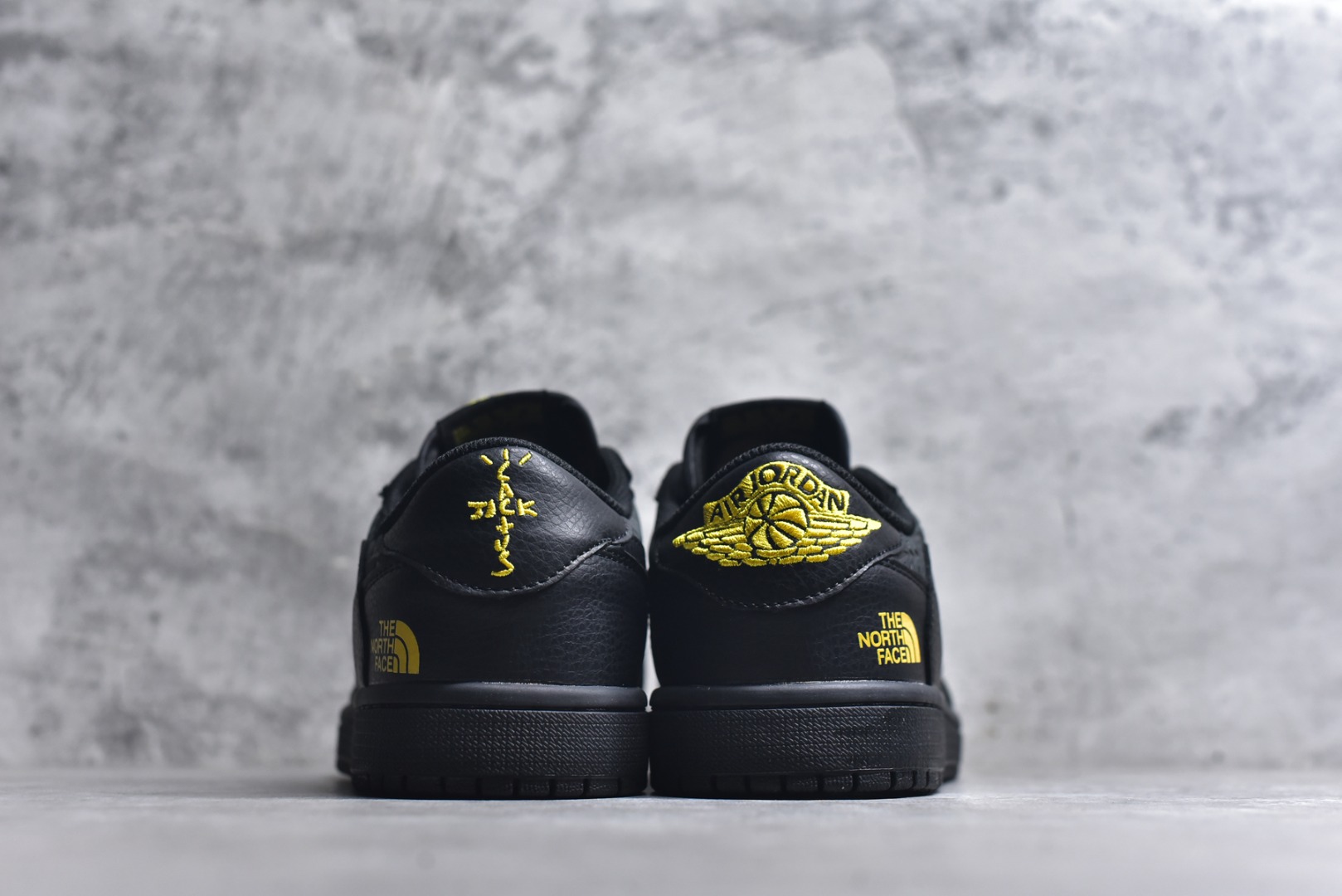 图片[5]-#当 Air Jordan 1 Low 携手 The North Face 掀起跨界风暴，直接把机能与街头的融合玩到极致。全黑鞋身以荔枝纹皮革为基底，鞋侧与鞋头的爆裂纹理暗藏野性，金色 Swoosh 小勾与鞋身的 THE NORTH FACE 字母标识形成亮眼撞色，低调中透着奢华质感。经典的 AJ1 Low 鞋型搭配 TNF 的户外基因，不仅延续了标志性的低帮利落线条，更让这双鞋成为街头穿搭与户外风格的通吃款。从鞋舌的荧光黄细节到全黑橡胶大底的扎实脚感，每一处设计都在诠释硬核联名的魅力，潮酷玩家直接锁死这双宝藏款！货号：DZ5899-043-选品中心