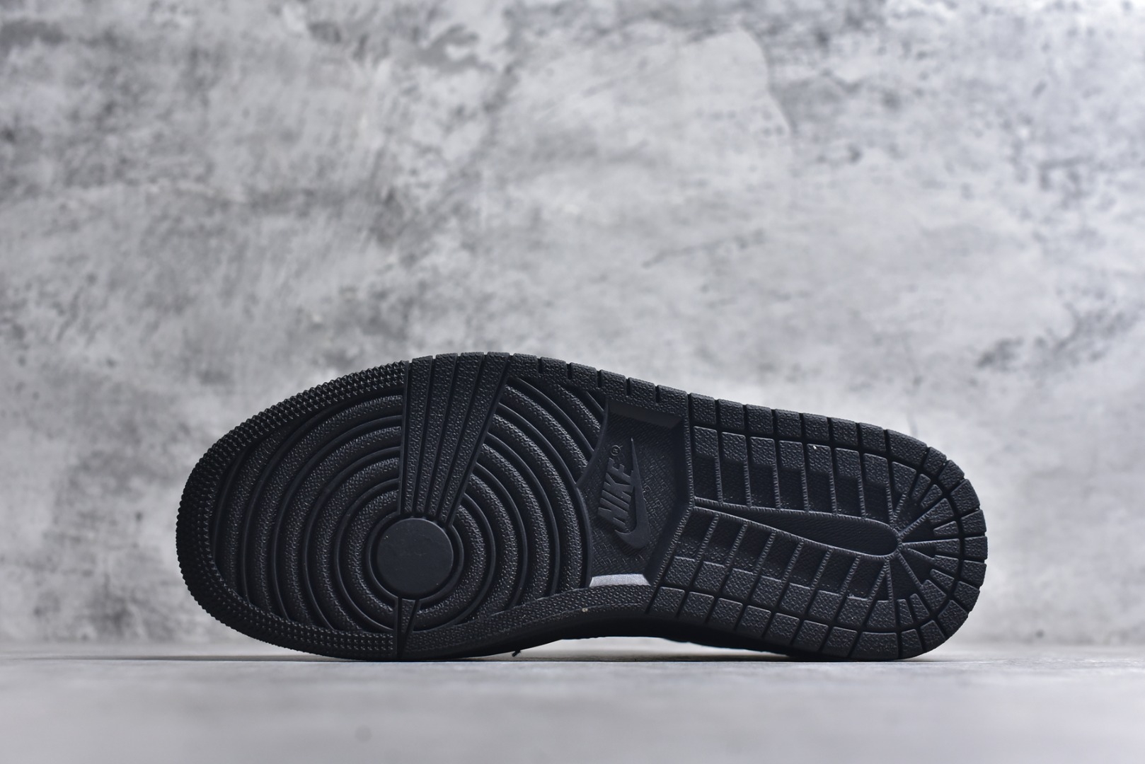 图片[6]-#当 Air Jordan 1 Low 携手 The North Face 掀起跨界风暴，直接把机能与街头的融合玩到极致。全黑鞋身以荔枝纹皮革为基底，鞋侧与鞋头的爆裂纹理暗藏野性，金色 Swoosh 小勾与鞋身的 THE NORTH FACE 字母标识形成亮眼撞色，低调中透着奢华质感。经典的 AJ1 Low 鞋型搭配 TNF 的户外基因，不仅延续了标志性的低帮利落线条，更让这双鞋成为街头穿搭与户外风格的通吃款。从鞋舌的荧光黄细节到全黑橡胶大底的扎实脚感，每一处设计都在诠释硬核联名的魅力，潮酷玩家直接锁死这双宝藏款！货号：DZ5899-043-选品中心