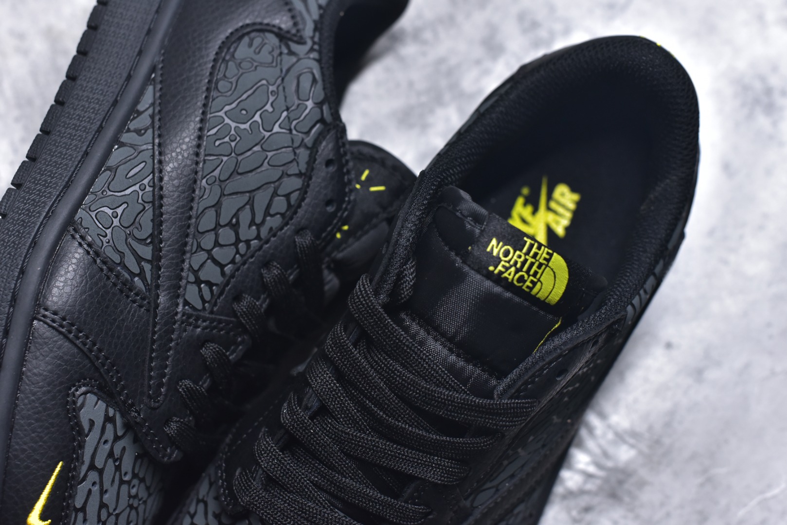 图片[9]-#当 Air Jordan 1 Low 携手 The North Face 掀起跨界风暴，直接把机能与街头的融合玩到极致。全黑鞋身以荔枝纹皮革为基底，鞋侧与鞋头的爆裂纹理暗藏野性，金色 Swoosh 小勾与鞋身的 THE NORTH FACE 字母标识形成亮眼撞色，低调中透着奢华质感。经典的 AJ1 Low 鞋型搭配 TNF 的户外基因，不仅延续了标志性的低帮利落线条，更让这双鞋成为街头穿搭与户外风格的通吃款。从鞋舌的荧光黄细节到全黑橡胶大底的扎实脚感，每一处设计都在诠释硬核联名的魅力，潮酷玩家直接锁死这双宝藏款！货号：DZ5899-043-选品中心