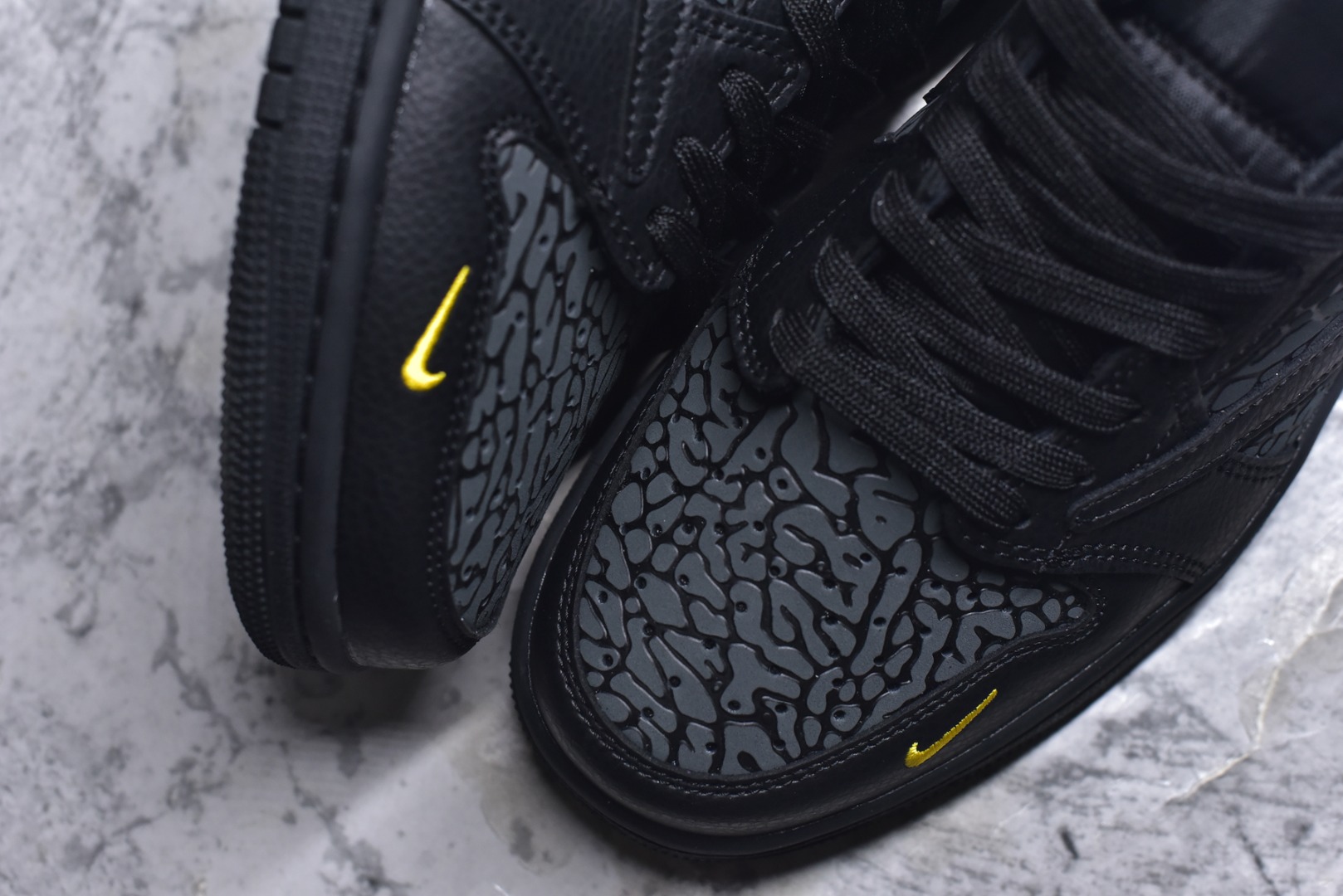 图片[8]-#当 Air Jordan 1 Low 携手 The North Face 掀起跨界风暴，直接把机能与街头的融合玩到极致。全黑鞋身以荔枝纹皮革为基底，鞋侧与鞋头的爆裂纹理暗藏野性，金色 Swoosh 小勾与鞋身的 THE NORTH FACE 字母标识形成亮眼撞色，低调中透着奢华质感。经典的 AJ1 Low 鞋型搭配 TNF 的户外基因，不仅延续了标志性的低帮利落线条，更让这双鞋成为街头穿搭与户外风格的通吃款。从鞋舌的荧光黄细节到全黑橡胶大底的扎实脚感，每一处设计都在诠释硬核联名的魅力，潮酷玩家直接锁死这双宝藏款！货号：DZ5899-043-选品中心