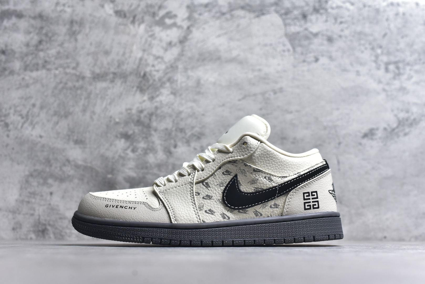 #海外爆款限量发售！Nike Jordan Air Jordan 1“ 纪梵希联名——米灰NIKE印花” 高端定制 低帮 复古 减震 防滑 耐磨 篮球鞋 定制鞋盒 大厂纯原品质出货 超高清洁度 皮料切割干净无任何毛边 细节完美 货号：QL1988-001 尺码：36 36.5 37.5 38 38.5 39 40 40.5 41 42 42.5 43 44 44.5 45-选品中心