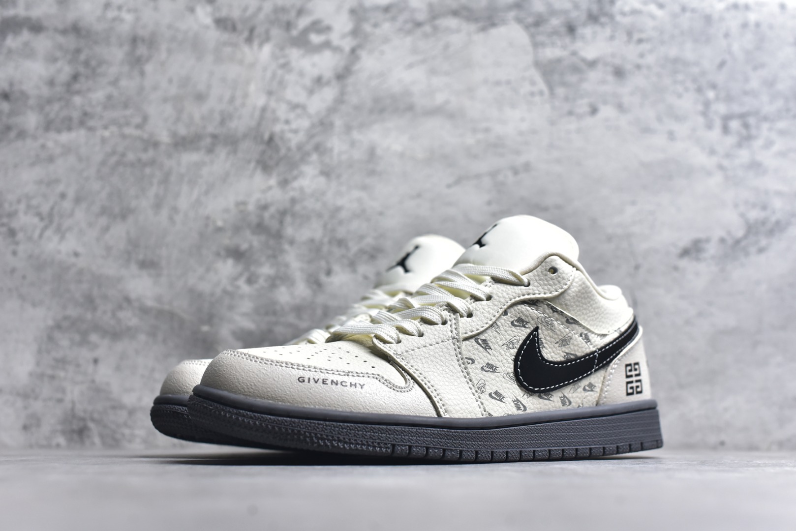 图片[2]-#海外爆款限量发售！Nike Jordan Air Jordan 1“ 纪梵希联名——米灰NIKE印花” 高端定制 低帮 复古 减震 防滑 耐磨 篮球鞋 定制鞋盒 大厂纯原品质出货 超高清洁度 皮料切割干净无任何毛边 细节完美 货号：QL1988-001 尺码：36 36.5 37.5 38 38.5 39 40 40.5 41 42 42.5 43 44 44.5 45-选品中心