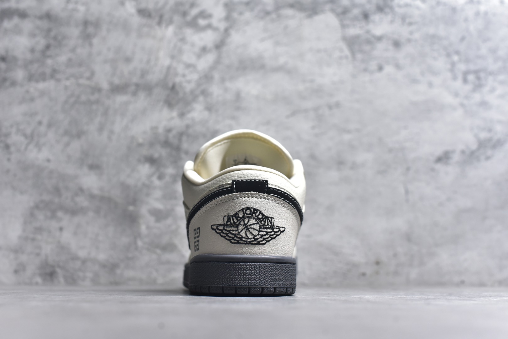 图片[5]-#海外爆款限量发售！Nike Jordan Air Jordan 1“ 纪梵希联名——米灰NIKE印花” 高端定制 低帮 复古 减震 防滑 耐磨 篮球鞋 定制鞋盒 大厂纯原品质出货 超高清洁度 皮料切割干净无任何毛边 细节完美 货号：QL1988-001 尺码：36 36.5 37.5 38 38.5 39 40 40.5 41 42 42.5 43 44 44.5 45-选品中心