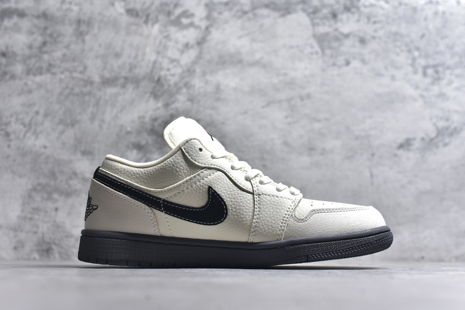 图片[3]-#海外爆款限量发售！Nike Jordan Air Jordan 1“ 纪梵希联名——米灰NIKE印花” 高端定制 低帮 复古 减震 防滑 耐磨 篮球鞋 定制鞋盒 大厂纯原品质出货 超高清洁度 皮料切割干净无任何毛边 细节完美 货号：QL1988-001 尺码：36 36.5 37.5 38 38.5 39 40 40.5 41 42 42.5 43 44 44.5 45-选品中心