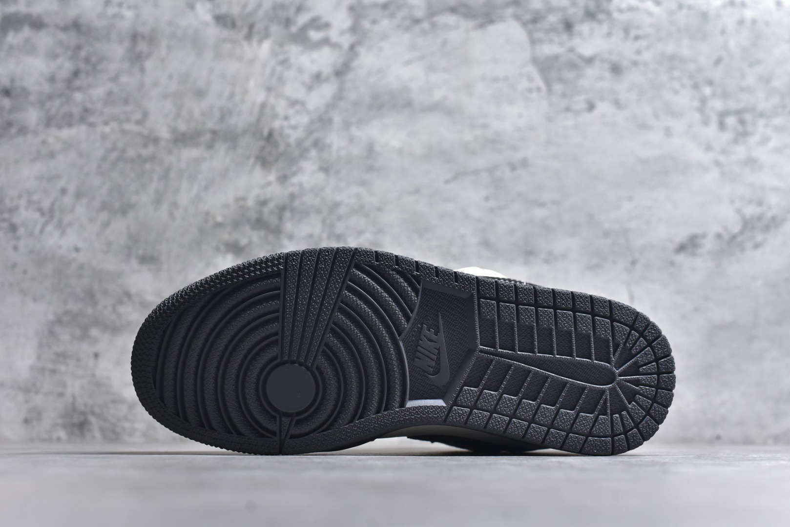 图片[6]-#海外爆款限量发售！Nike Jordan Air Jordan 1“ 纪梵希联名——米灰NIKE印花” 高端定制 低帮 复古 减震 防滑 耐磨 篮球鞋 定制鞋盒 大厂纯原品质出货 超高清洁度 皮料切割干净无任何毛边 细节完美 货号：QL1988-001 尺码：36 36.5 37.5 38 38.5 39 40 40.5 41 42 42.5 43 44 44.5 45-选品中心