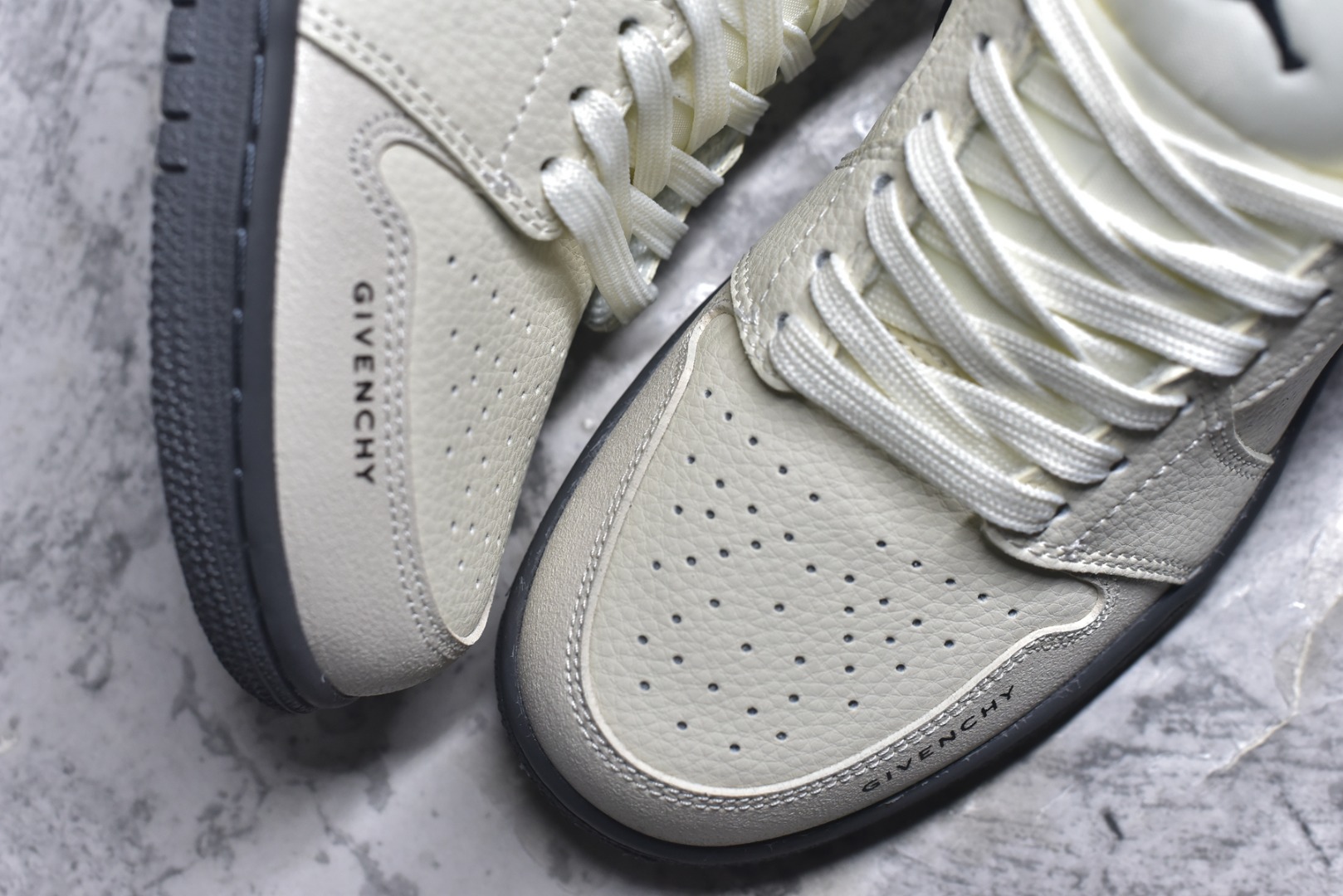 图片[8]-#海外爆款限量发售！Nike Jordan Air Jordan 1“ 纪梵希联名——米灰NIKE印花” 高端定制 低帮 复古 减震 防滑 耐磨 篮球鞋 定制鞋盒 大厂纯原品质出货 超高清洁度 皮料切割干净无任何毛边 细节完美 货号：QL1988-001 尺码：36 36.5 37.5 38 38.5 39 40 40.5 41 42 42.5 43 44 44.5 45-选品中心