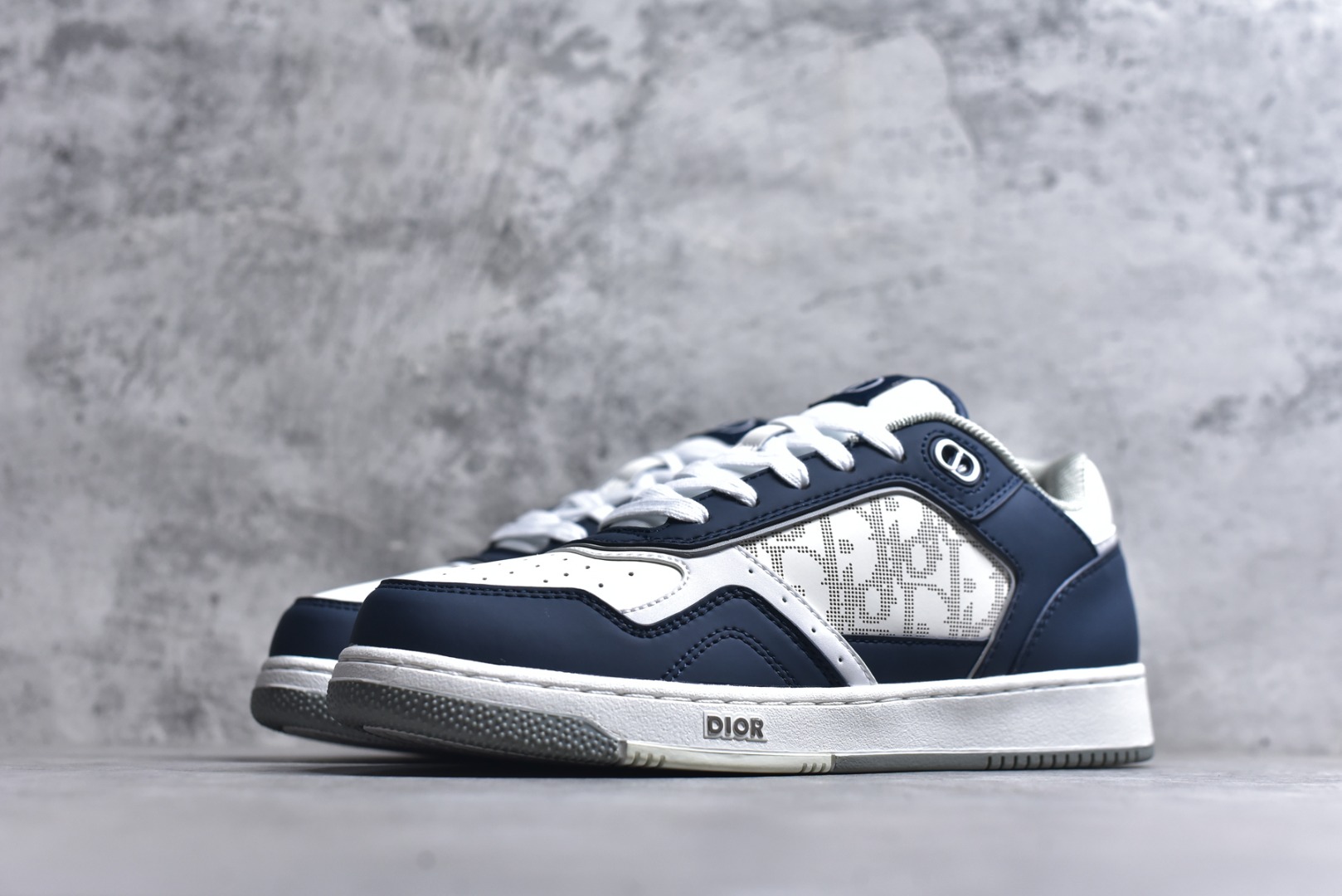 图片[2]-#DIOR B27 Low \’Dior Oblique Galaxy 迪奥 低帮 黑色 牛皮织物徽标印花低邦休闲板鞋 这款B27低帮运动鞋是该系列新品，延续Dior的经典款式。采用灰色光滑牛皮革精心制作，侧面饰以米色和黑色Obliquex印花镶片；\”CD Lcons\”造型的鞋带孔眼巧妙精致，双色橡胶鞋底、后侧鞋口和鞋跟处均带有品牌标志性细节，提升格调。时尚百搭，可为各式造型增光添彩。 货号：3SN272ZIR16536 尺码：38 39 40 41 42 43 44 45 46-选品中心