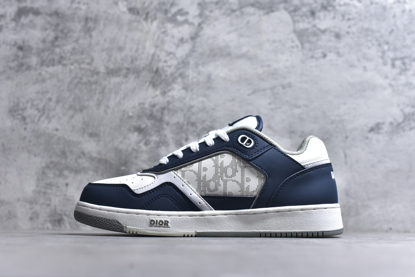 #DIOR B27 Low \'Dior Oblique Galaxy 迪奥 低帮 黑色 牛皮织物徽标印花低邦休闲板鞋 这款B27低帮运动鞋是该系列新品，延续Dior的经典款式。采用灰色光滑牛皮革精心制作，侧面饰以米色和黑色Obliquex印花镶片；\