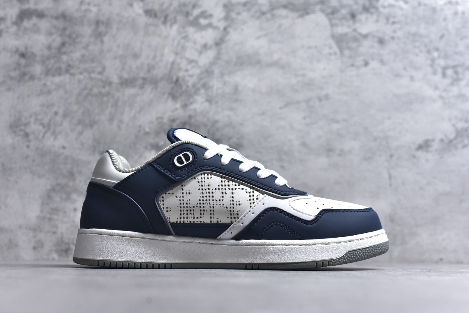 图片[3]-#DIOR B27 Low \’Dior Oblique Galaxy 迪奥 低帮 黑色 牛皮织物徽标印花低邦休闲板鞋 这款B27低帮运动鞋是该系列新品，延续Dior的经典款式。采用灰色光滑牛皮革精心制作，侧面饰以米色和黑色Obliquex印花镶片；\”CD Lcons\”造型的鞋带孔眼巧妙精致，双色橡胶鞋底、后侧鞋口和鞋跟处均带有品牌标志性细节，提升格调。时尚百搭，可为各式造型增光添彩。 货号：3SN272ZIR16536 尺码：38 39 40 41 42 43 44 45 46-选品中心