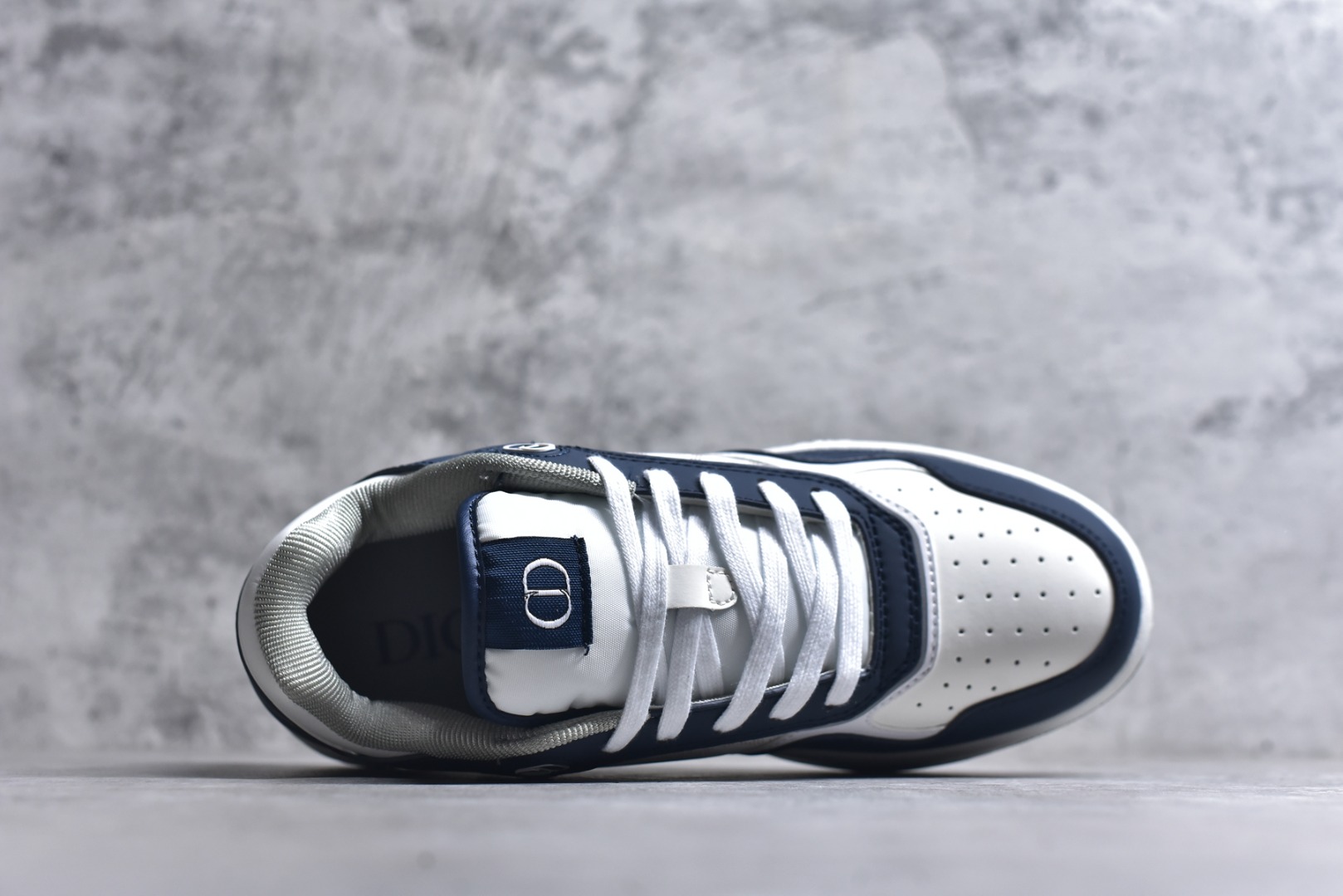 图片[4]-#DIOR B27 Low \’Dior Oblique Galaxy 迪奥 低帮 黑色 牛皮织物徽标印花低邦休闲板鞋 这款B27低帮运动鞋是该系列新品，延续Dior的经典款式。采用灰色光滑牛皮革精心制作，侧面饰以米色和黑色Obliquex印花镶片；\”CD Lcons\”造型的鞋带孔眼巧妙精致，双色橡胶鞋底、后侧鞋口和鞋跟处均带有品牌标志性细节，提升格调。时尚百搭，可为各式造型增光添彩。 货号：3SN272ZIR16536 尺码：38 39 40 41 42 43 44 45 46-选品中心