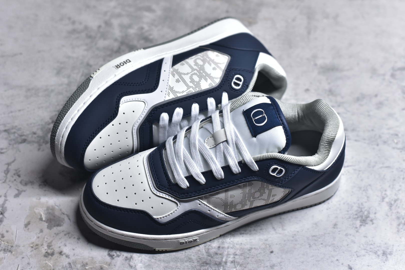 图片[7]-#DIOR B27 Low \’Dior Oblique Galaxy 迪奥 低帮 黑色 牛皮织物徽标印花低邦休闲板鞋 这款B27低帮运动鞋是该系列新品，延续Dior的经典款式。采用灰色光滑牛皮革精心制作，侧面饰以米色和黑色Obliquex印花镶片；\”CD Lcons\”造型的鞋带孔眼巧妙精致，双色橡胶鞋底、后侧鞋口和鞋跟处均带有品牌标志性细节，提升格调。时尚百搭，可为各式造型增光添彩。 货号：3SN272ZIR16536 尺码：38 39 40 41 42 43 44 45 46-选品中心