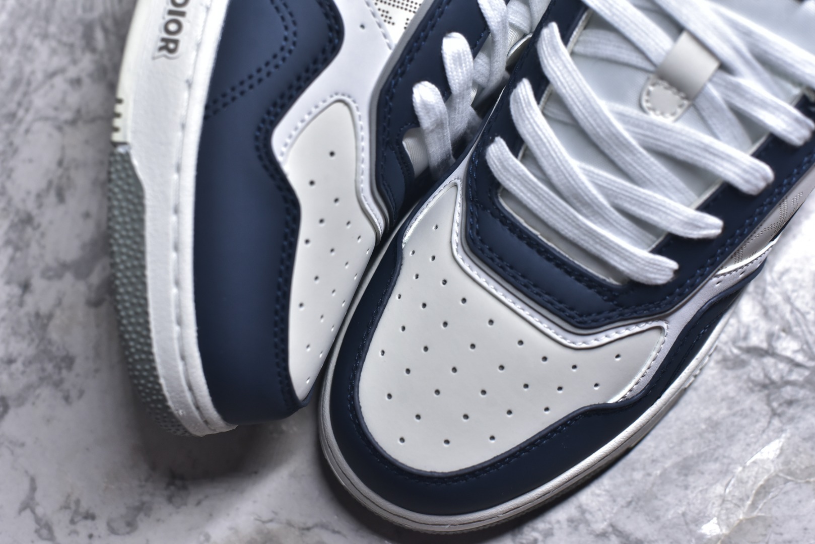 图片[8]-#DIOR B27 Low \’Dior Oblique Galaxy 迪奥 低帮 黑色 牛皮织物徽标印花低邦休闲板鞋 这款B27低帮运动鞋是该系列新品，延续Dior的经典款式。采用灰色光滑牛皮革精心制作，侧面饰以米色和黑色Obliquex印花镶片；\”CD Lcons\”造型的鞋带孔眼巧妙精致，双色橡胶鞋底、后侧鞋口和鞋跟处均带有品牌标志性细节，提升格调。时尚百搭，可为各式造型增光添彩。 货号：3SN272ZIR16536 尺码：38 39 40 41 42 43 44 45 46-选品中心