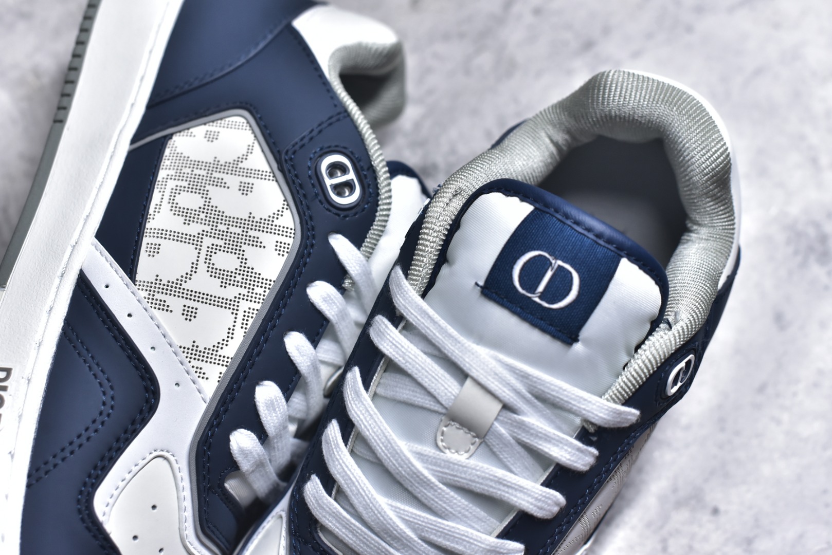 图片[9]-#DIOR B27 Low \’Dior Oblique Galaxy 迪奥 低帮 黑色 牛皮织物徽标印花低邦休闲板鞋 这款B27低帮运动鞋是该系列新品，延续Dior的经典款式。采用灰色光滑牛皮革精心制作，侧面饰以米色和黑色Obliquex印花镶片；\”CD Lcons\”造型的鞋带孔眼巧妙精致，双色橡胶鞋底、后侧鞋口和鞋跟处均带有品牌标志性细节，提升格调。时尚百搭，可为各式造型增光添彩。 货号：3SN272ZIR16536 尺码：38 39 40 41 42 43 44 45 46-选品中心