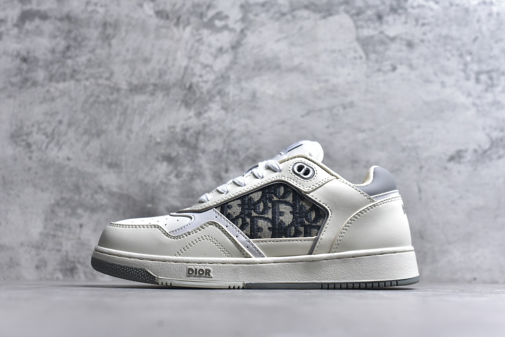 #DIOR B27 Low \'Dior Oblique Galaxy 迪奥 低帮 黑色 牛皮织物徽标印花低邦休闲板鞋 这款B27低帮运动鞋是该系列新品，延续Dior的经典款式。采用灰色光滑牛皮革精心制作，侧面饰以米色和黑色Obliquex印花镶片；\