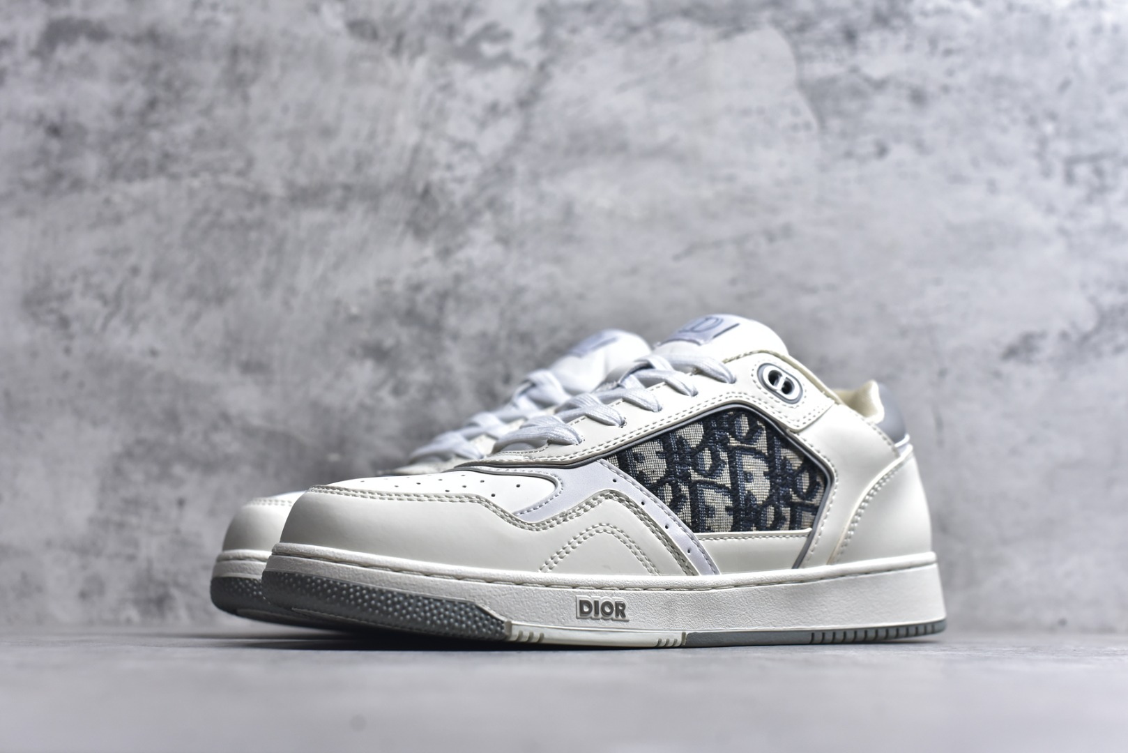 图片[2]-#DIOR B27 Low \’Dior Oblique Galaxy 迪奥 低帮 黑色 牛皮织物徽标印花低邦休闲板鞋 这款B27低帮运动鞋是该系列新品，延续Dior的经典款式。采用灰色光滑牛皮革精心制作，侧面饰以米色和黑色Obliquex印花镶片；\”CD Lcons\”造型的鞋带孔眼巧妙精致，双色橡胶鞋底、后侧鞋口和鞋跟处均带有品牌标志性细节，提升格调。时尚百搭，可为各式造型增光添彩。 货号：3SN272ZIR16536 尺码：38 39 40 41 42 43 44 45 46-选品中心